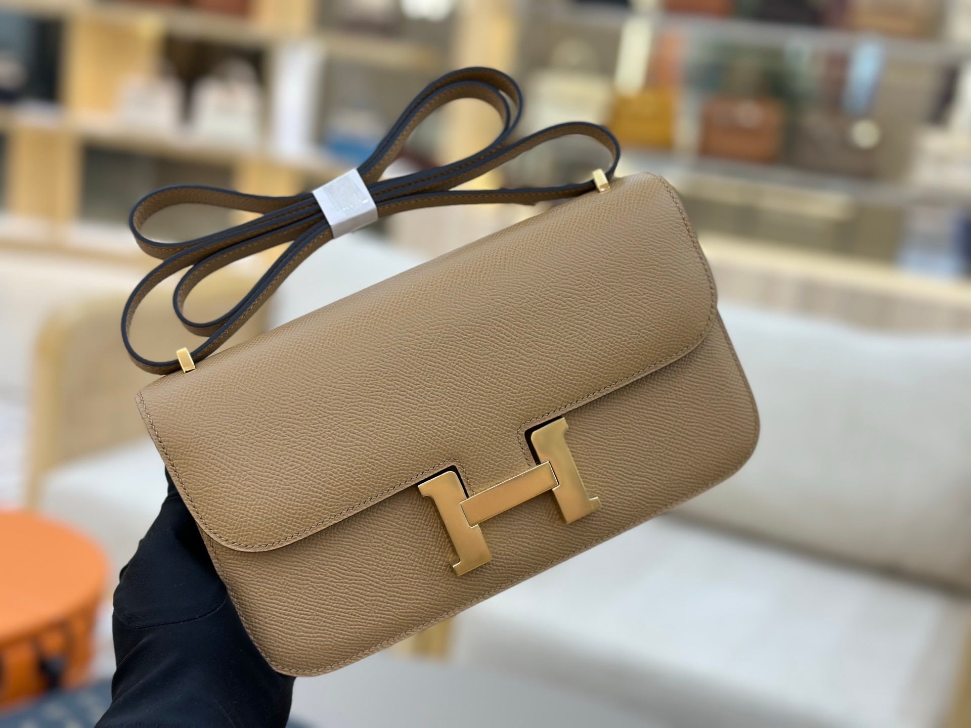 HM 25S CONSTANCE ELAN 24 CM IN LIGHT SADDLE BROWN EPSOM WITH GOLD HARDWARE