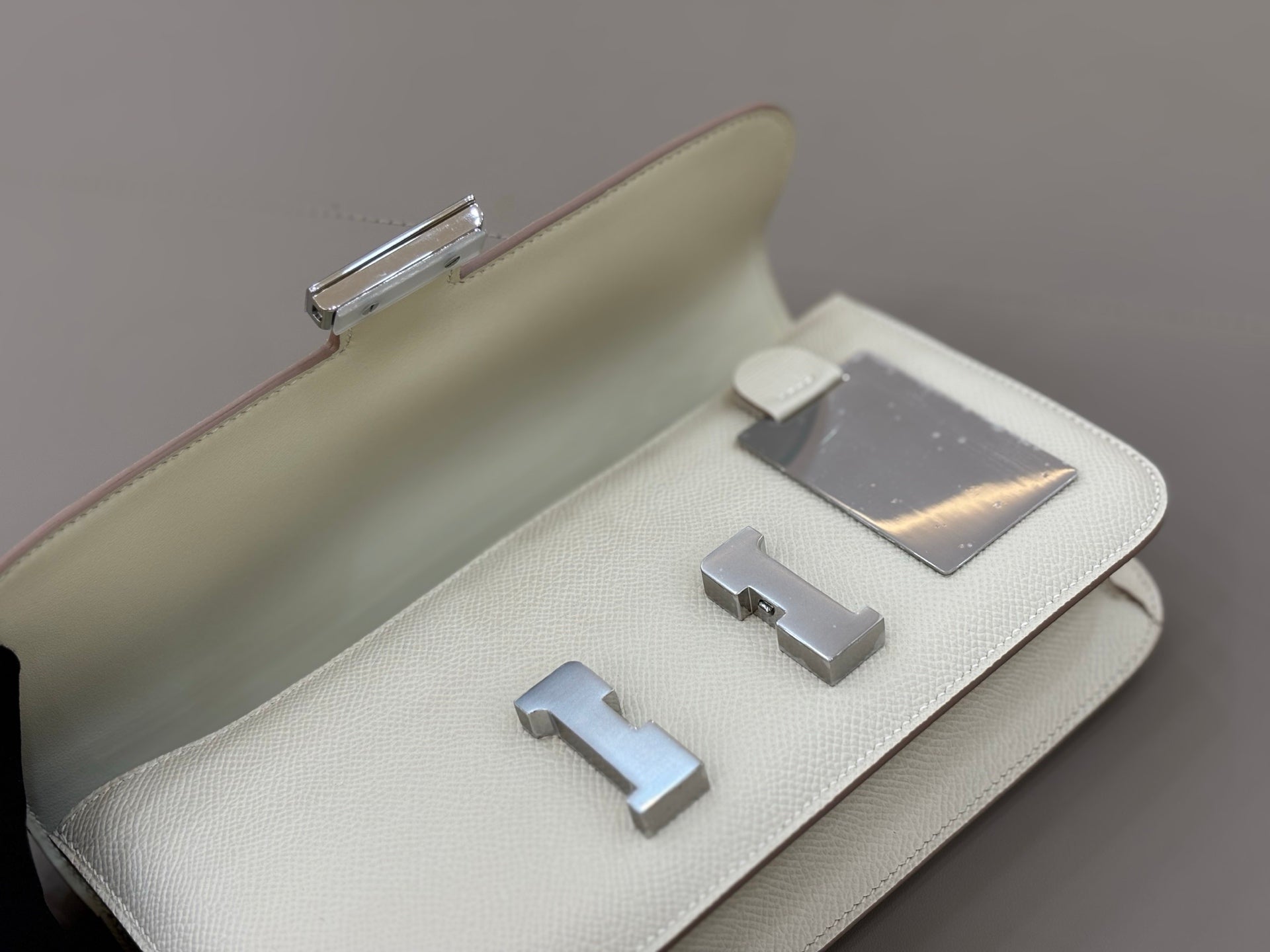 HM 25S CONSTANCE ELAN 24 CM IN CREAM WHITE EPSOM WITH SILVER HARDWARE