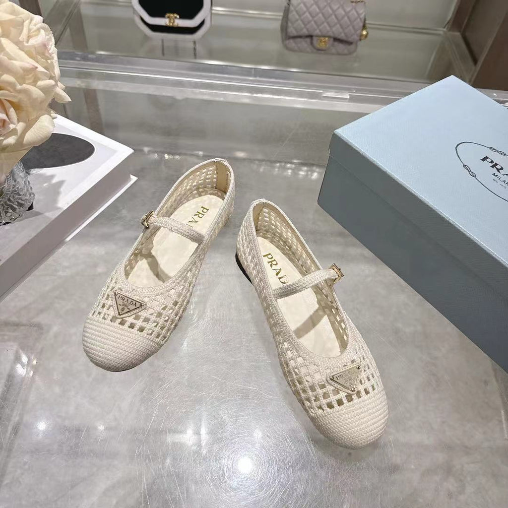 PRADA 26S LOGO PLAQUE MARY JANE FLATS IN WHITE WOVEN FIBER