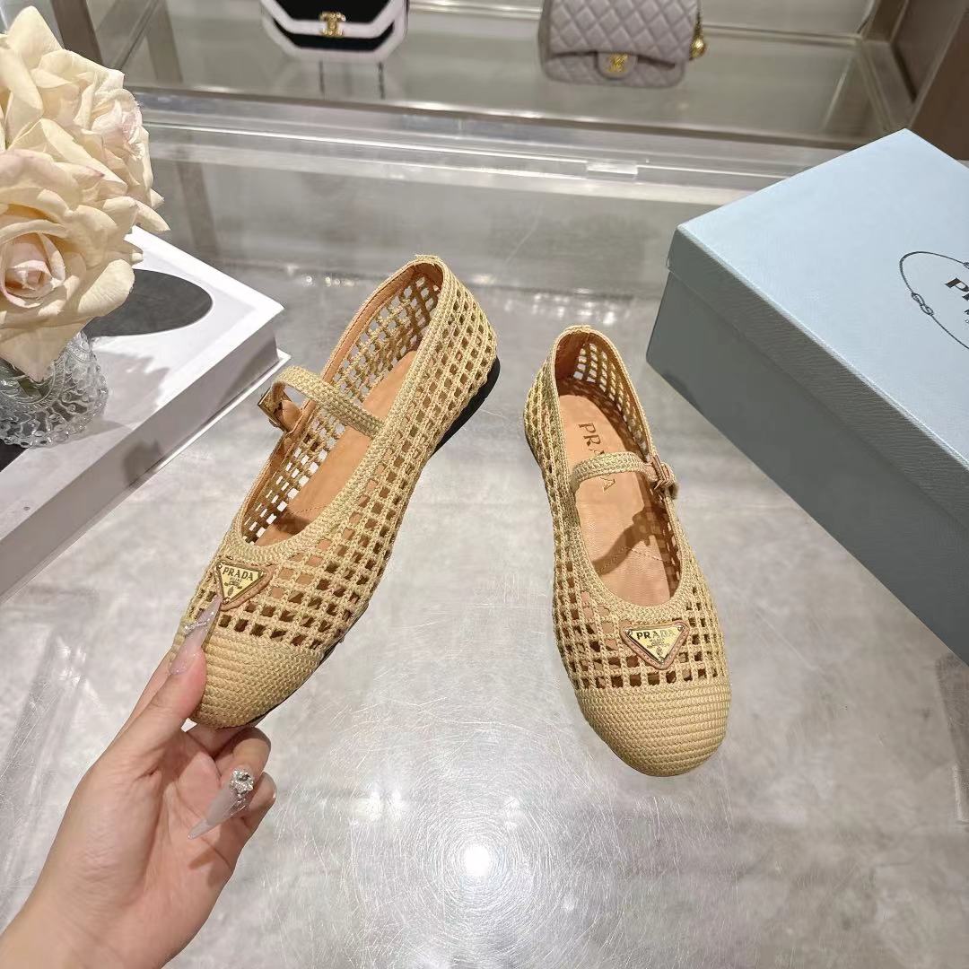 PRADA 26S LOGO PLAQUE MARY JANE FLATS IN BEIGE WOVEN FIBER