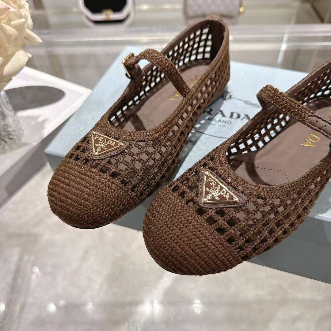 PRADA 26S LOGO PLAQUE MARY JANE FLATS IN DARK BROWN WOVEN FIBER