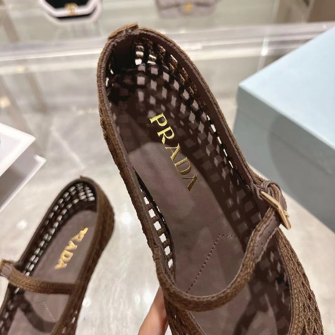 PRADA 26S LOGO PLAQUE MARY JANE FLATS IN DARK BROWN WOVEN FIBER