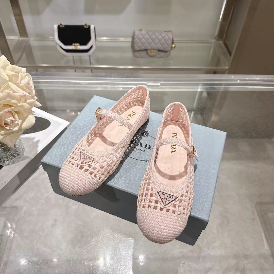 PRADA 26S LOGO PLAQUE MARY JANE FLATS IN LIGHT PINK WOVEN FIBER