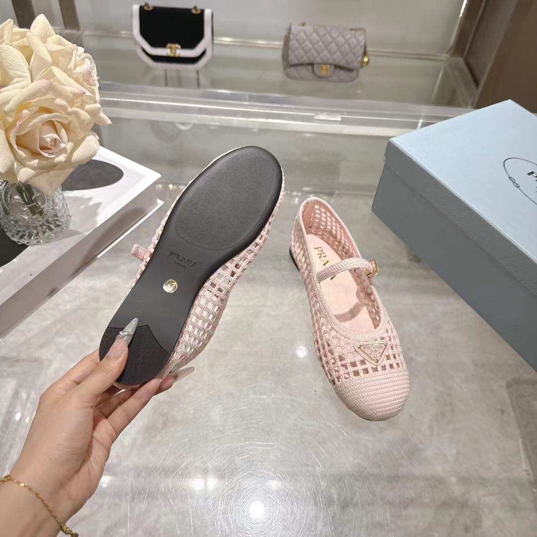 PRADA 26S LOGO PLAQUE MARY JANE FLATS IN LIGHT PINK WOVEN FIBER