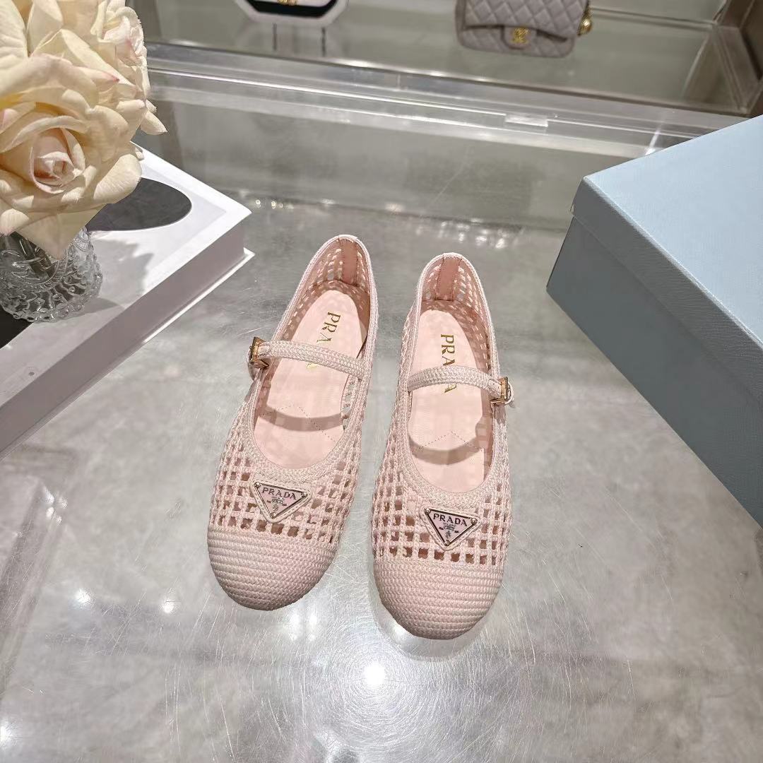 PRADA 26S LOGO PLAQUE MARY JANE FLATS IN LIGHT PINK WOVEN FIBER