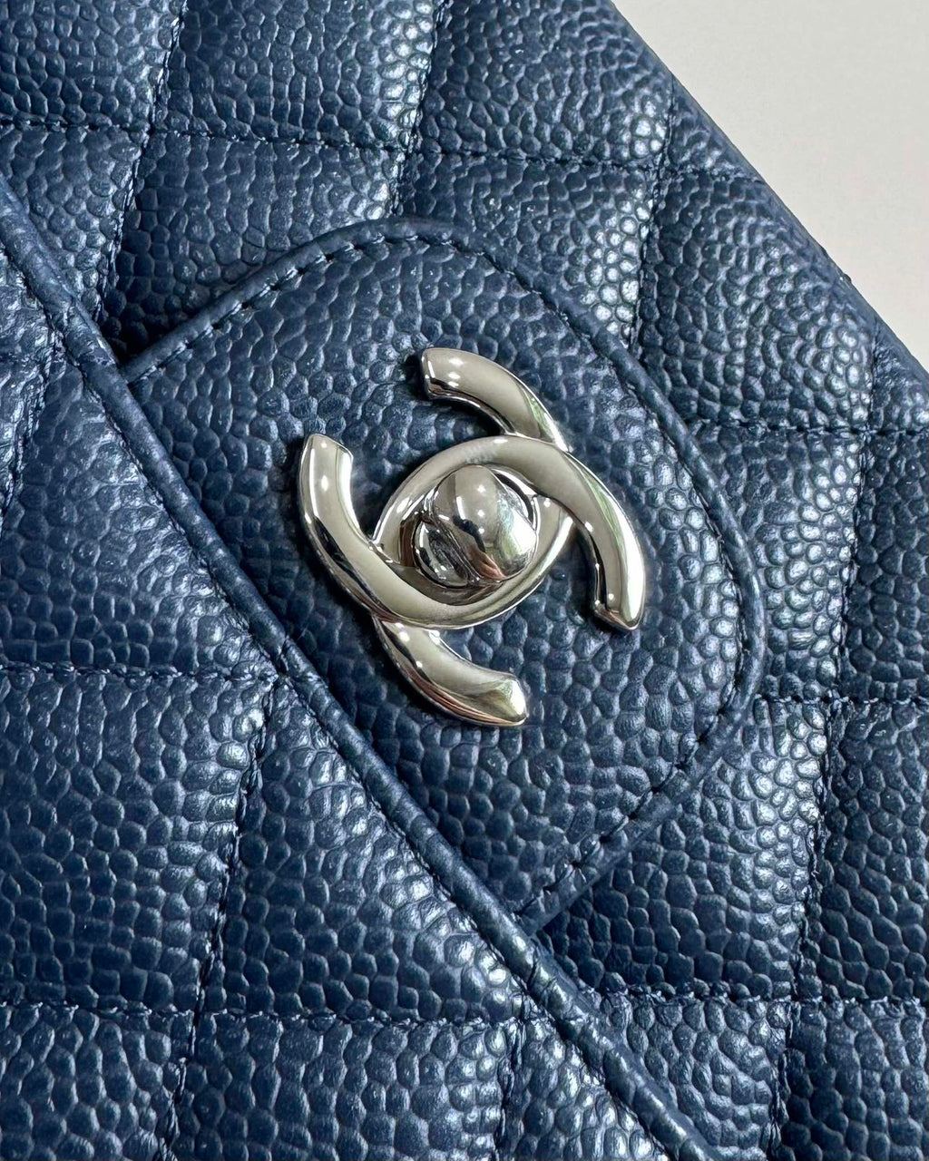 CC CLASSIC FLAP BAG 25 IN NAVY BLUE GRAINED CALFSKIN SILVER HARDWARE