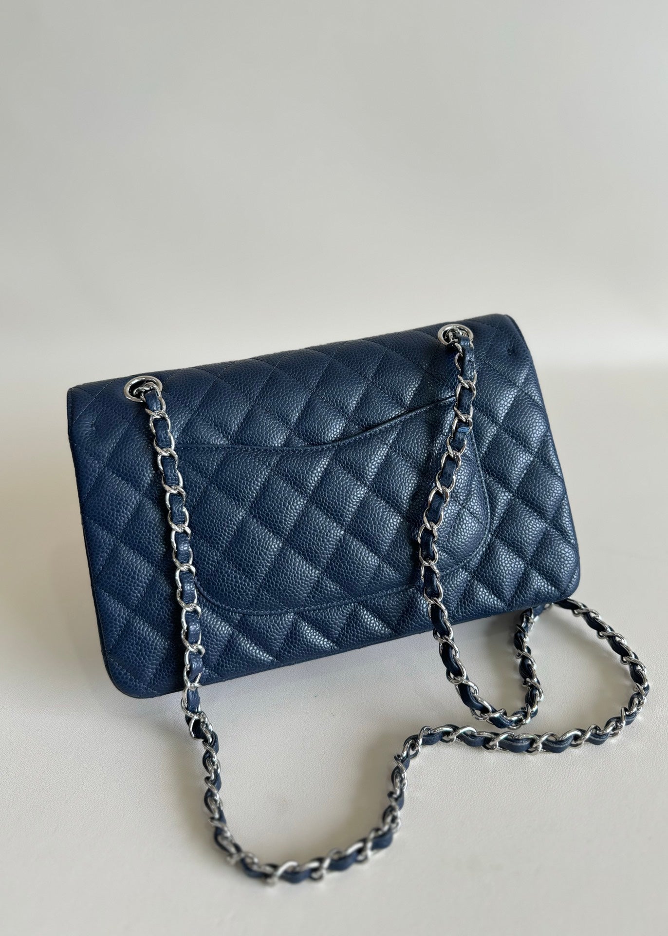CC CLASSIC FLAP BAG 25 IN NAVY BLUE GRAINED CALFSKIN SILVER HARDWARE