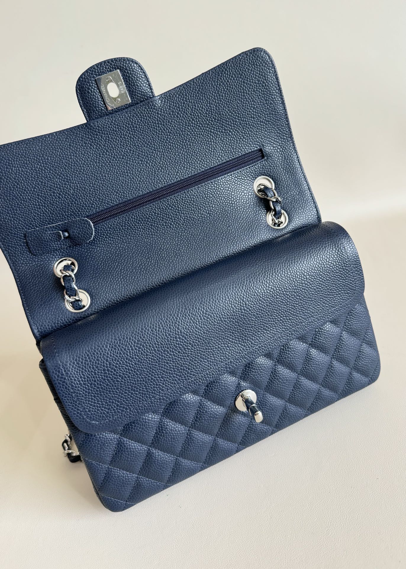 CC CLASSIC FLAP BAG 25 IN NAVY BLUE GRAINED CALFSKIN SILVER HARDWARE