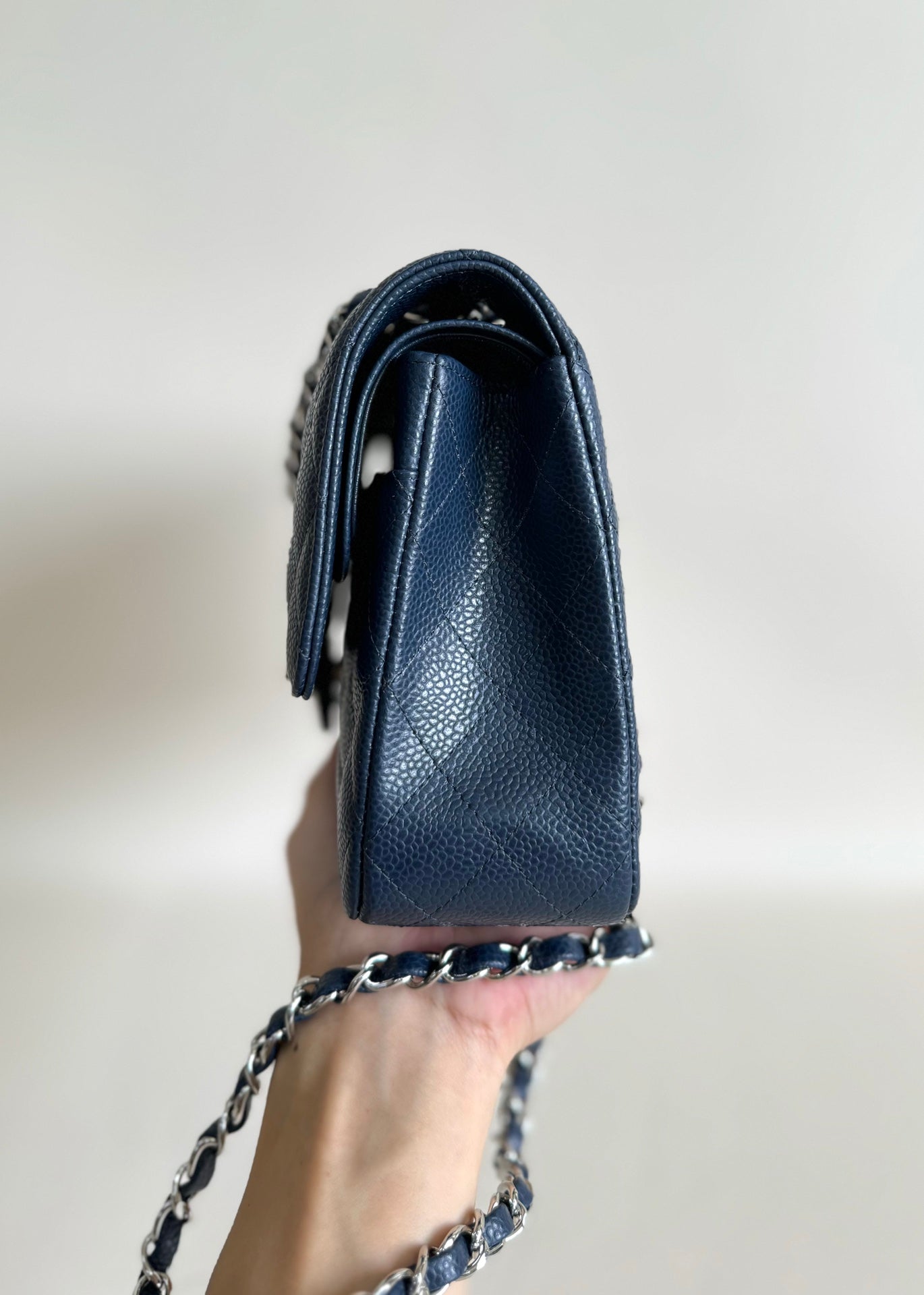 CC CLASSIC FLAP BAG 25 IN NAVY BLUE GRAINED CALFSKIN SILVER HARDWARE