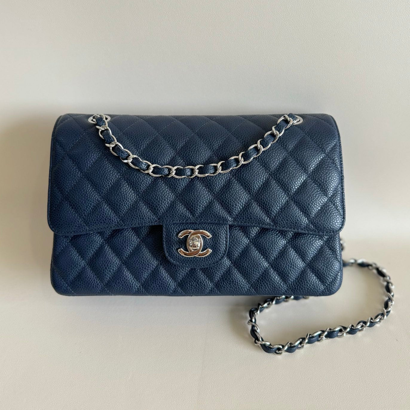 CC CLASSIC FLAP BAG 25 IN NAVY BLUE GRAINED CALFSKIN SILVER HARDWARE