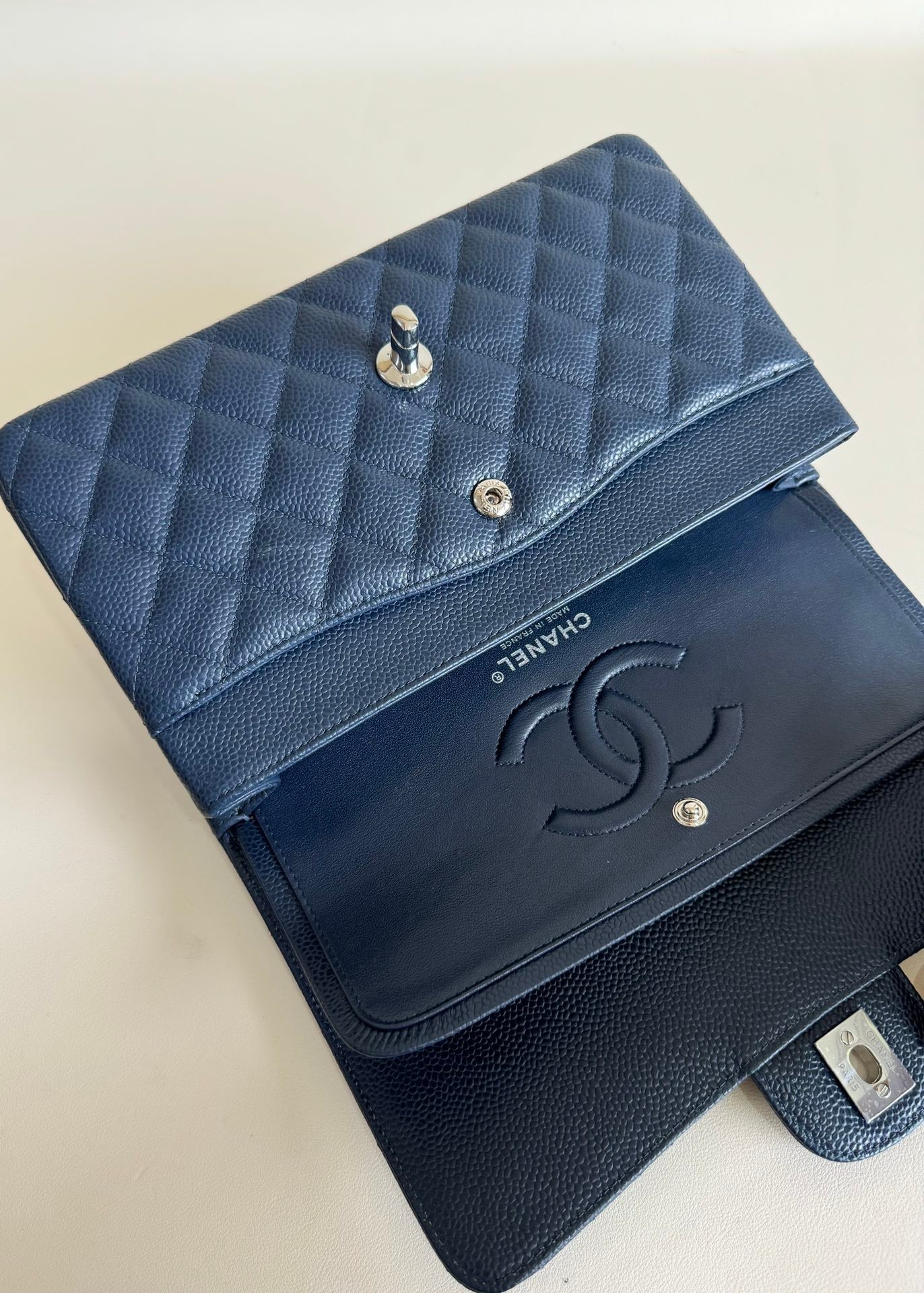 CC CLASSIC FLAP BAG 25 IN NAVY BLUE GRAINED CALFSKIN SILVER HARDWARE