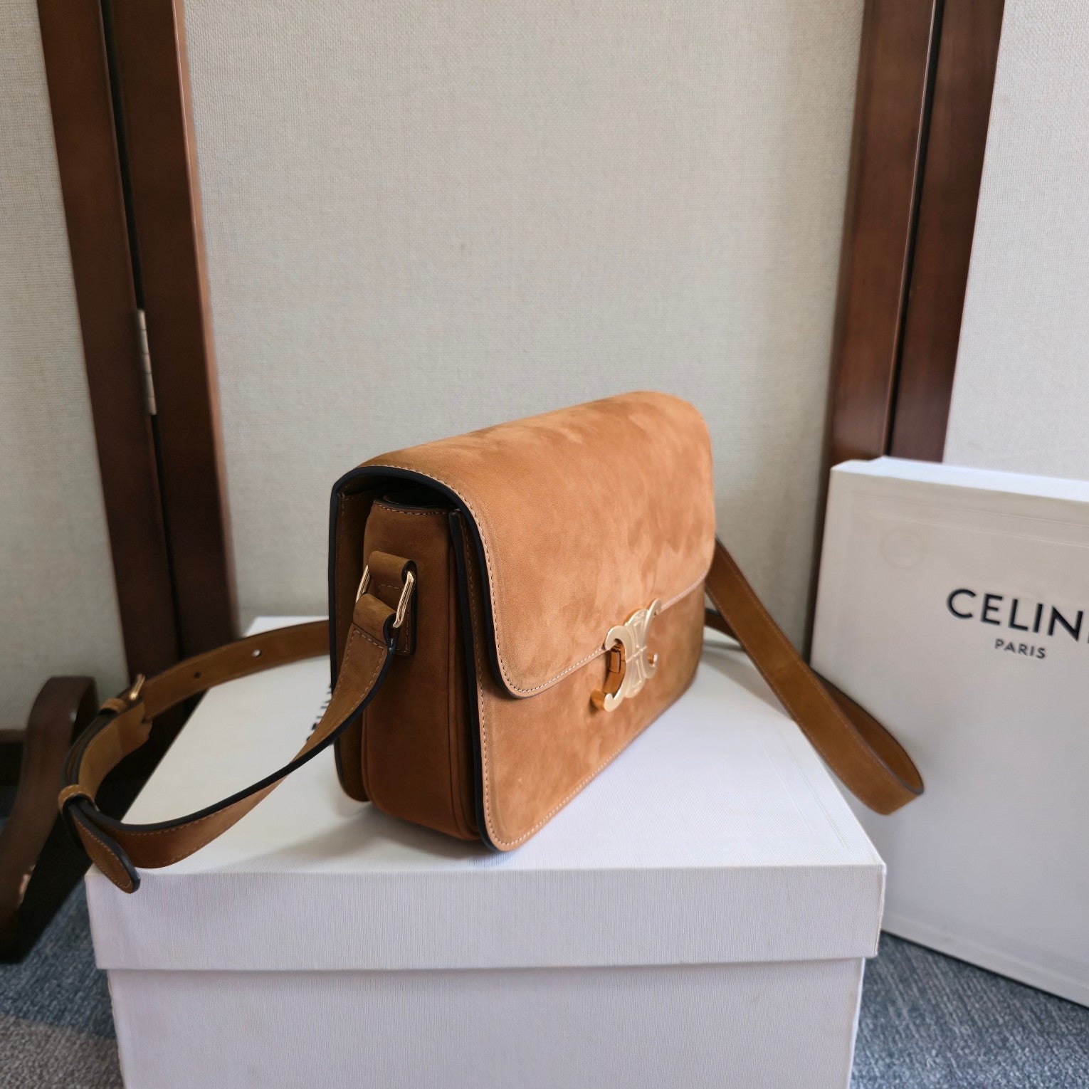 CELINE 26S TEEN TRIOMPHE BAG 22 IN LIGHT BROWN SUEDE