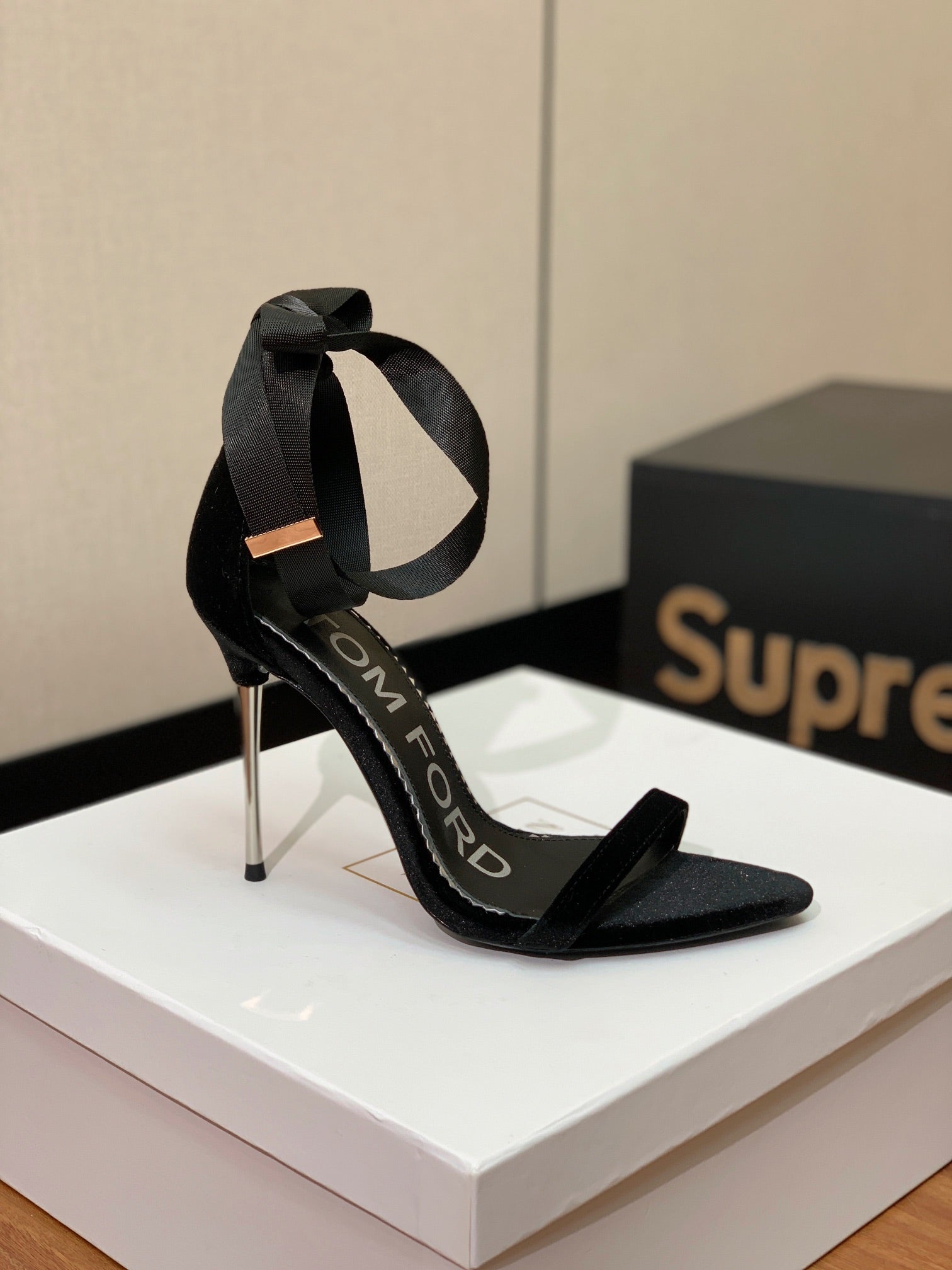 ANKLE SANDAL 10 CM IN BLACK VELVET AND SILK