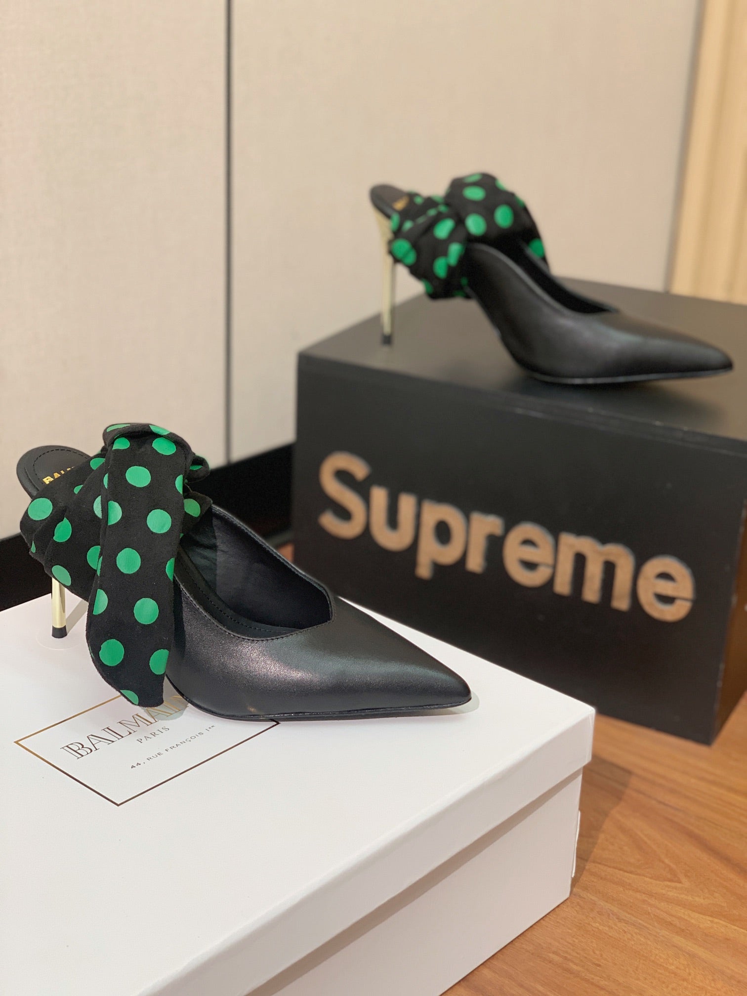 BALMAIN 25S BAKARI MULE WITH GREEN POLKA DOTS ON BLACK STRAP 95MM IN BLACK CALFSKIN