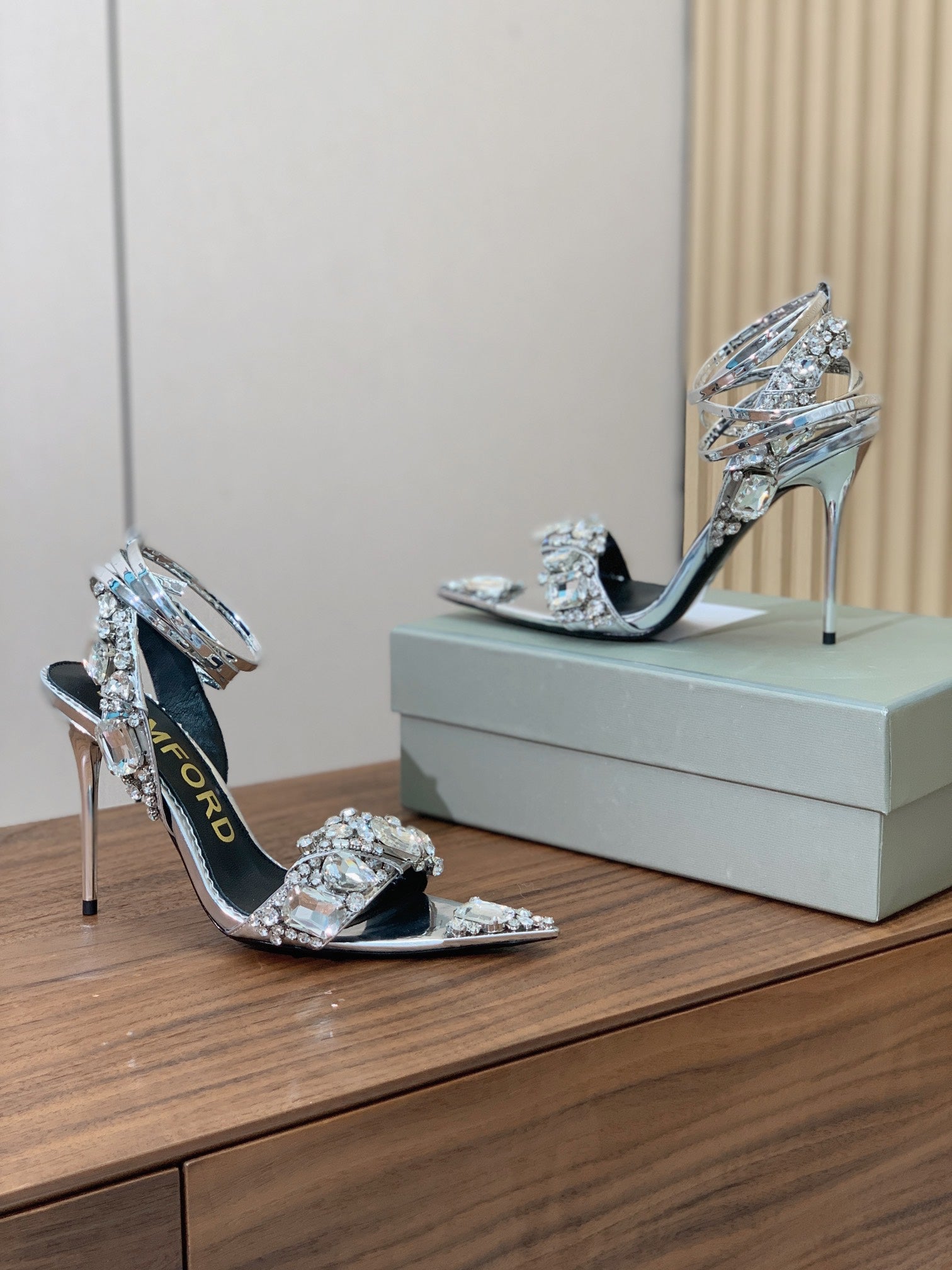 CRYSTAL HIGH HEELS IN SILVER ZP METALLIC PATENT LEATHER