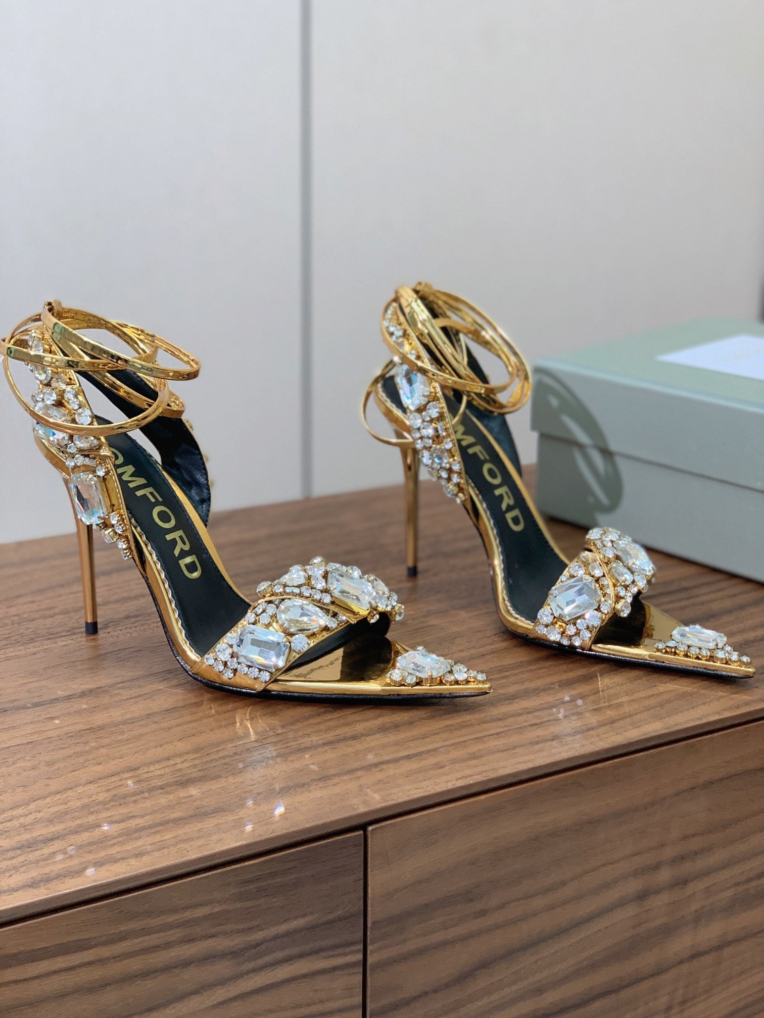 CRYSTAL HIGH HEELS IN GOLD ZP METALLIC PATENT LEATHER