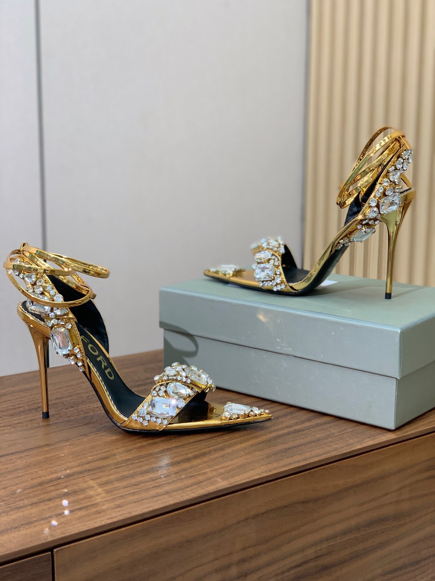 CRYSTAL HIGH HEELS IN GOLD ZP METALLIC PATENT LEATHER