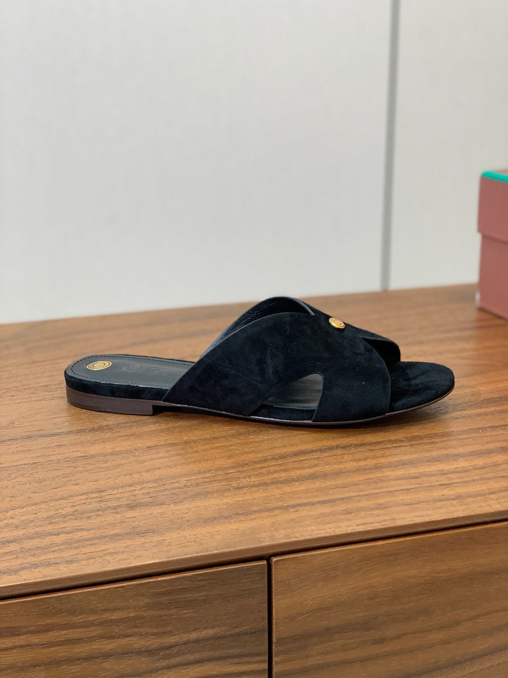 FLAT SLIPPERS IN BLACK SUEDE