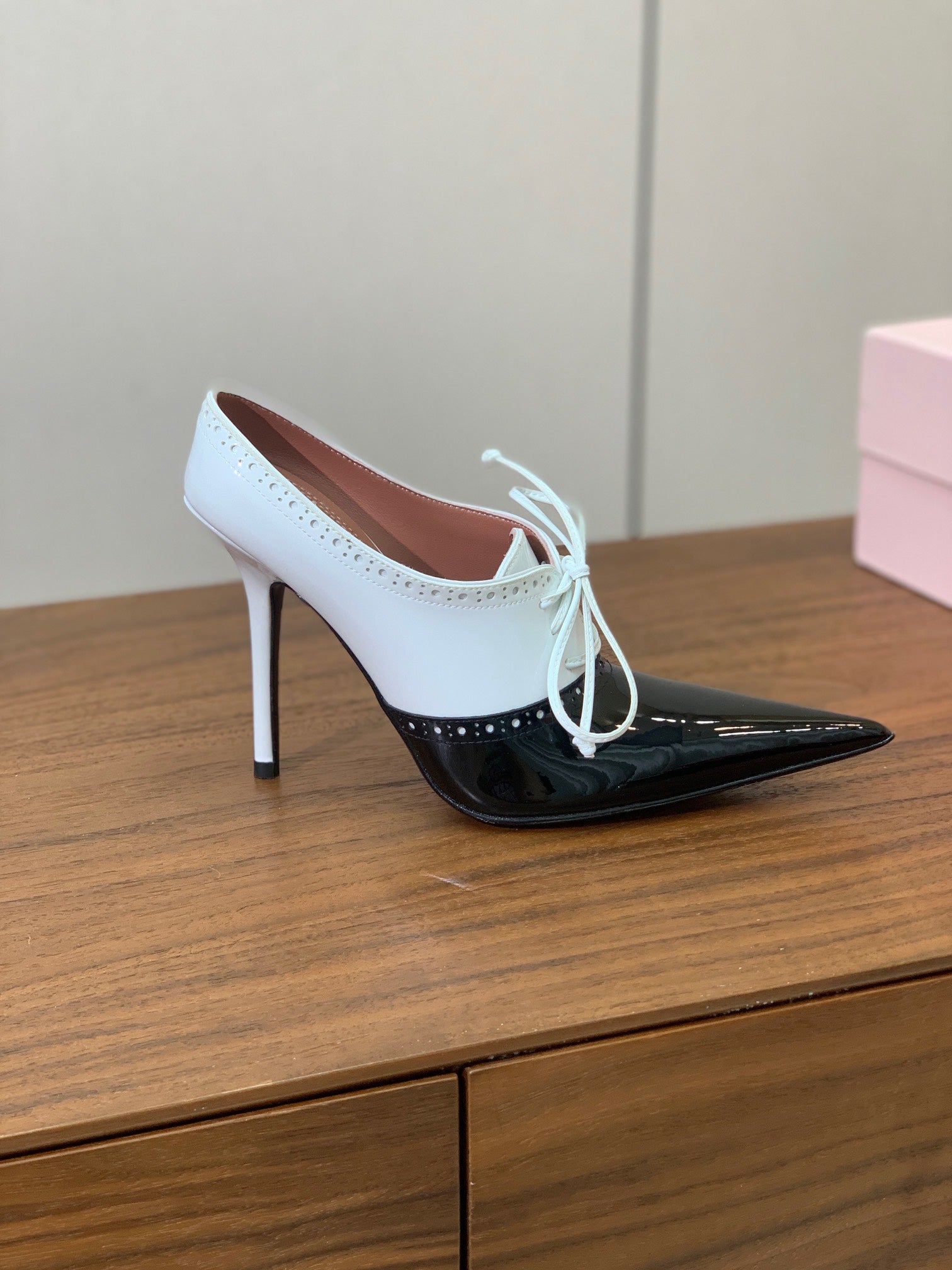 ALAIA 26S LACE-UP HEELED 105 MM IN BLACK AND WHITE GLOSSY CALFSKIN
