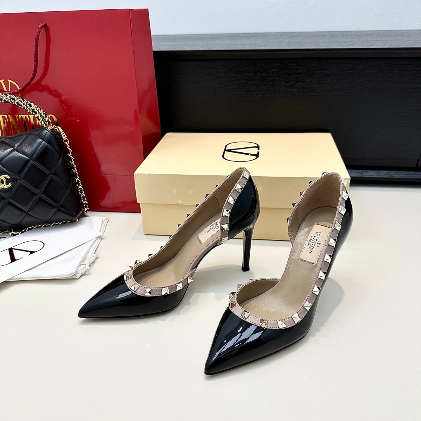 VLTN ROCKSTUD HEELS 25S 85 MM IN BLACK GLOSSY LEATHER