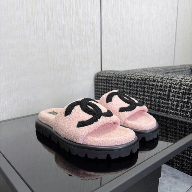 CHANEL 26S SLIDE SANDALS IN BLACK AND LIGHT PINK SHEARLING OPEN TOE