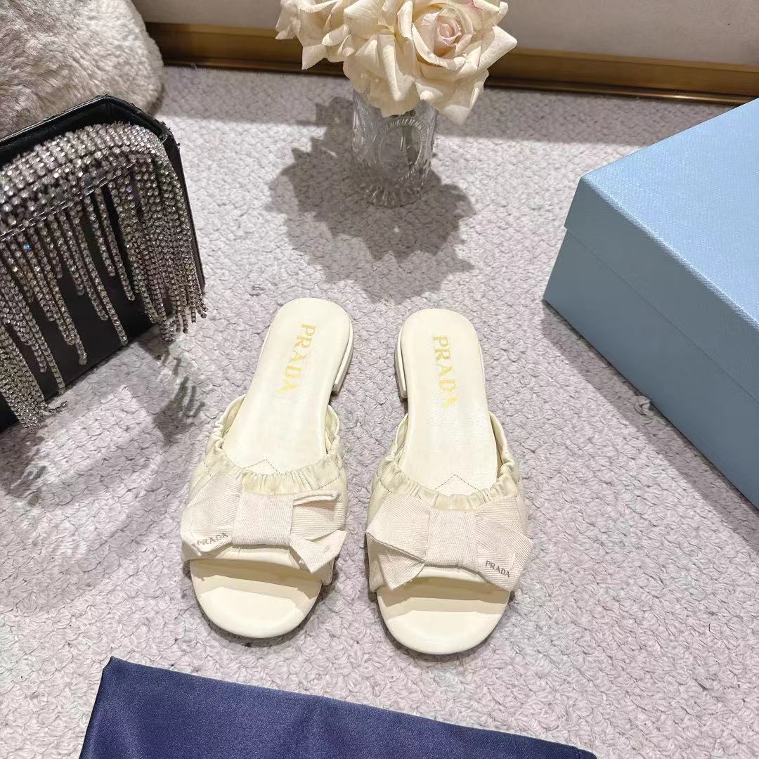 PRADA 26S RUCHED BOW SLIDE SANDALS IN IVORY WHITE CALFSKIN