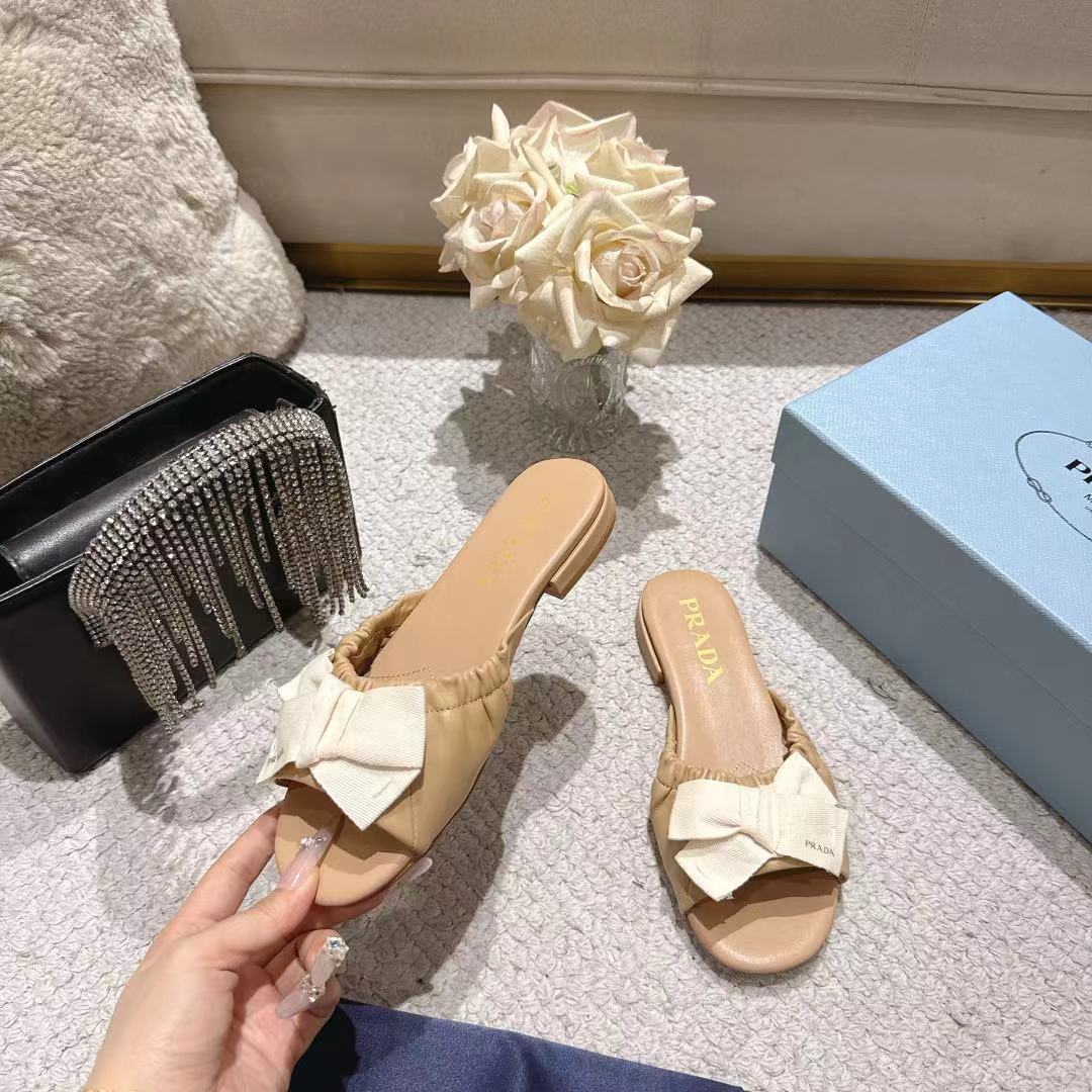 PRADA 26S RUCHED BOW SLIDE SANDALS IN BEIGE CALFSKIN