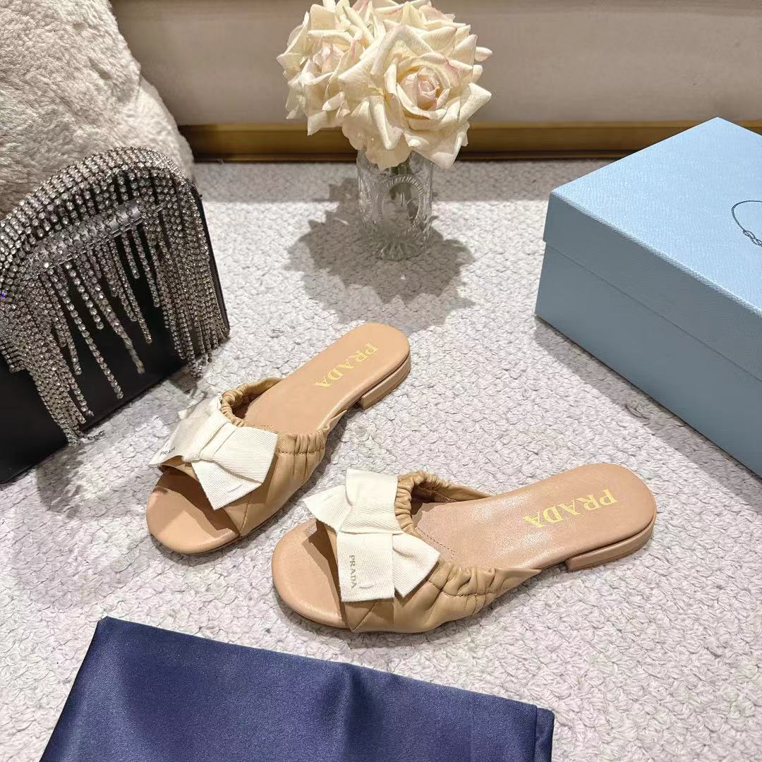 PRADA 26S RUCHED BOW SLIDE SANDALS IN BEIGE CALFSKIN