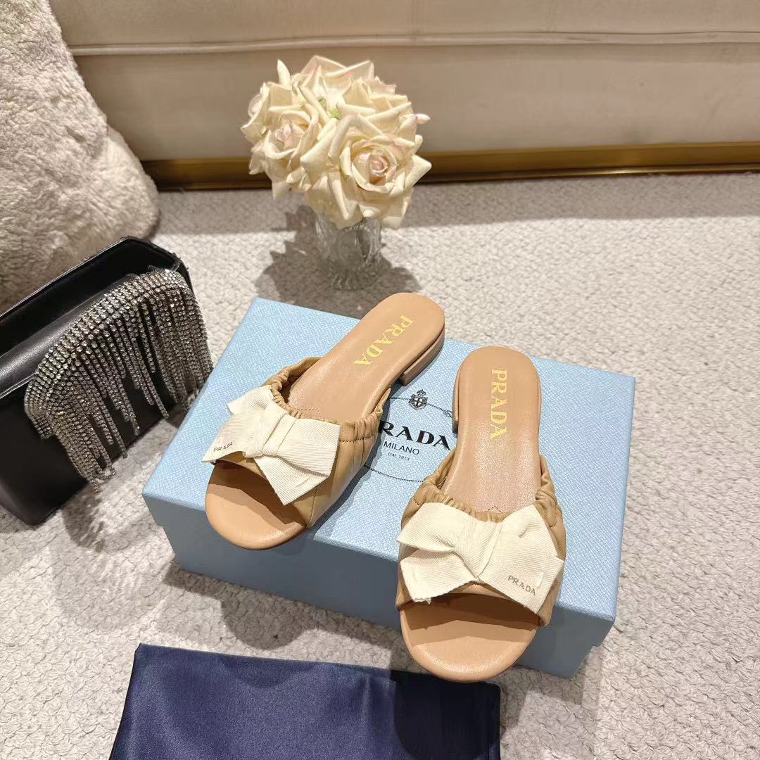 PRADA 26S RUCHED BOW SLIDE SANDALS IN BEIGE CALFSKIN