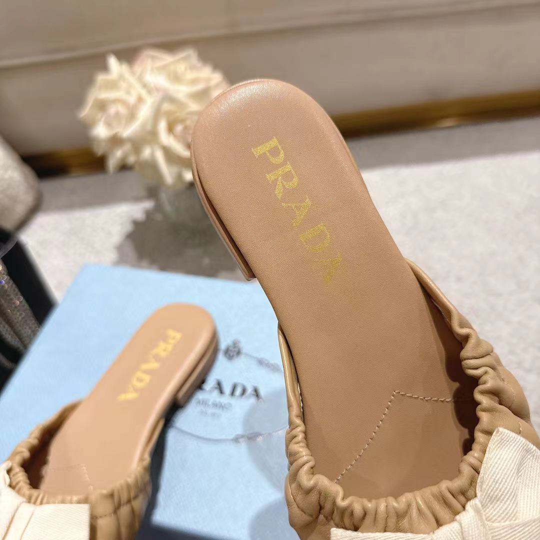 PRADA 26S RUCHED BOW SLIDE SANDALS IN BEIGE CALFSKIN