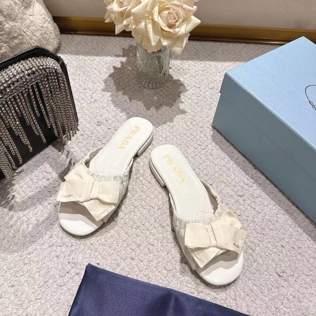PRADA 26S RUCHED BOW SLIDE SANDALS IN CREAM WHITE CALFSKIN