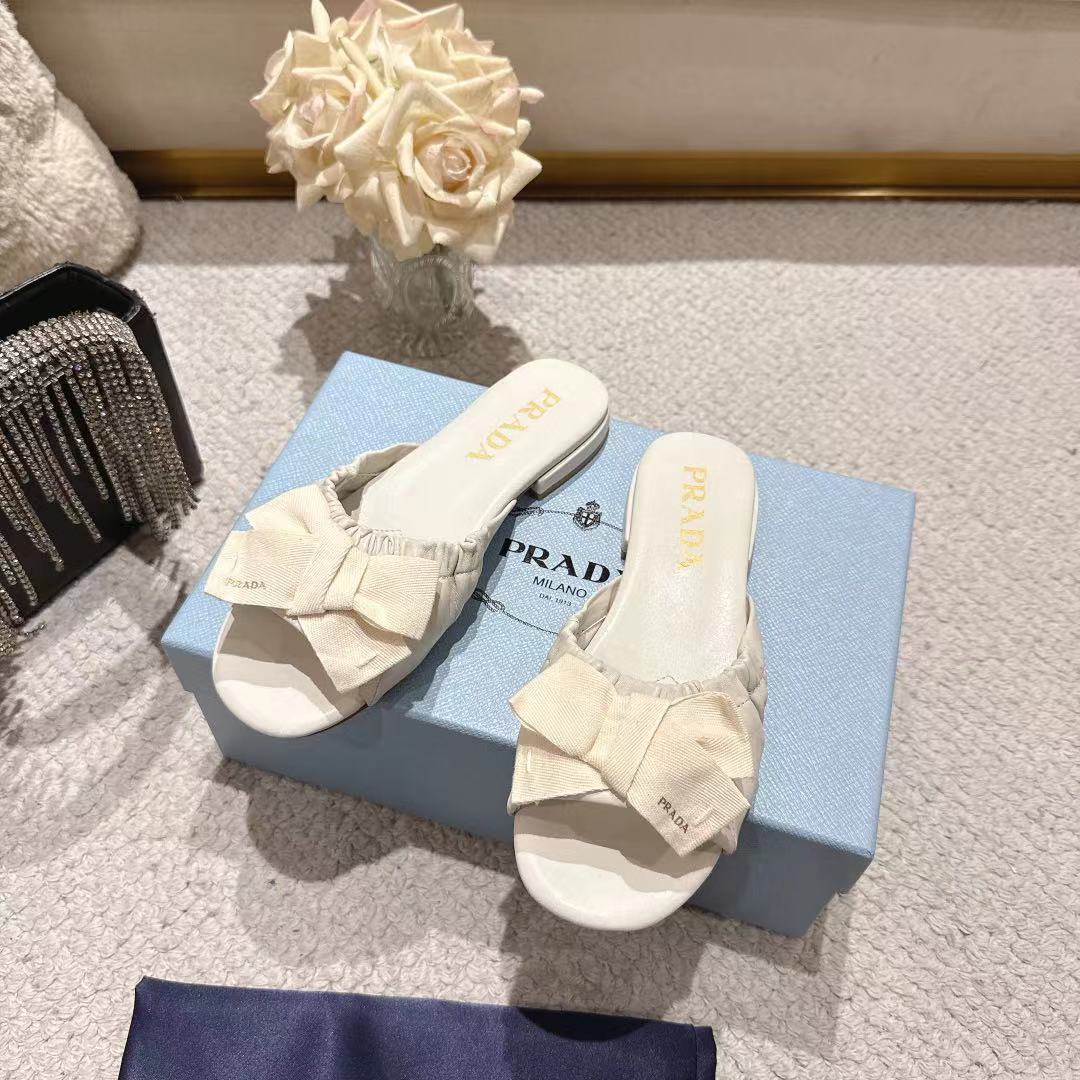 PRADA 26S RUCHED BOW SLIDE SANDALS IN CREAM WHITE CALFSKIN