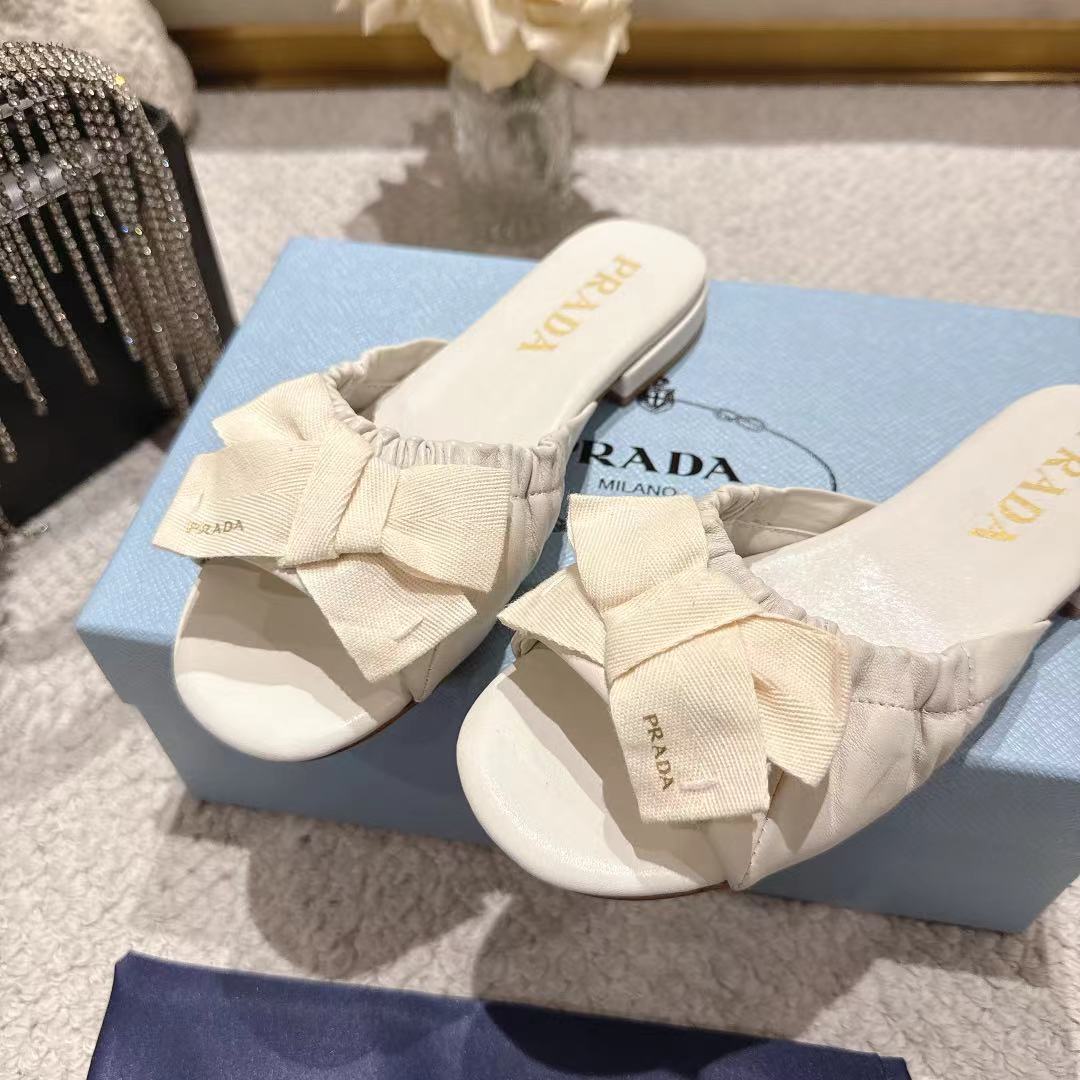 PRADA 26S RUCHED BOW SLIDE SANDALS IN CREAM WHITE CALFSKIN