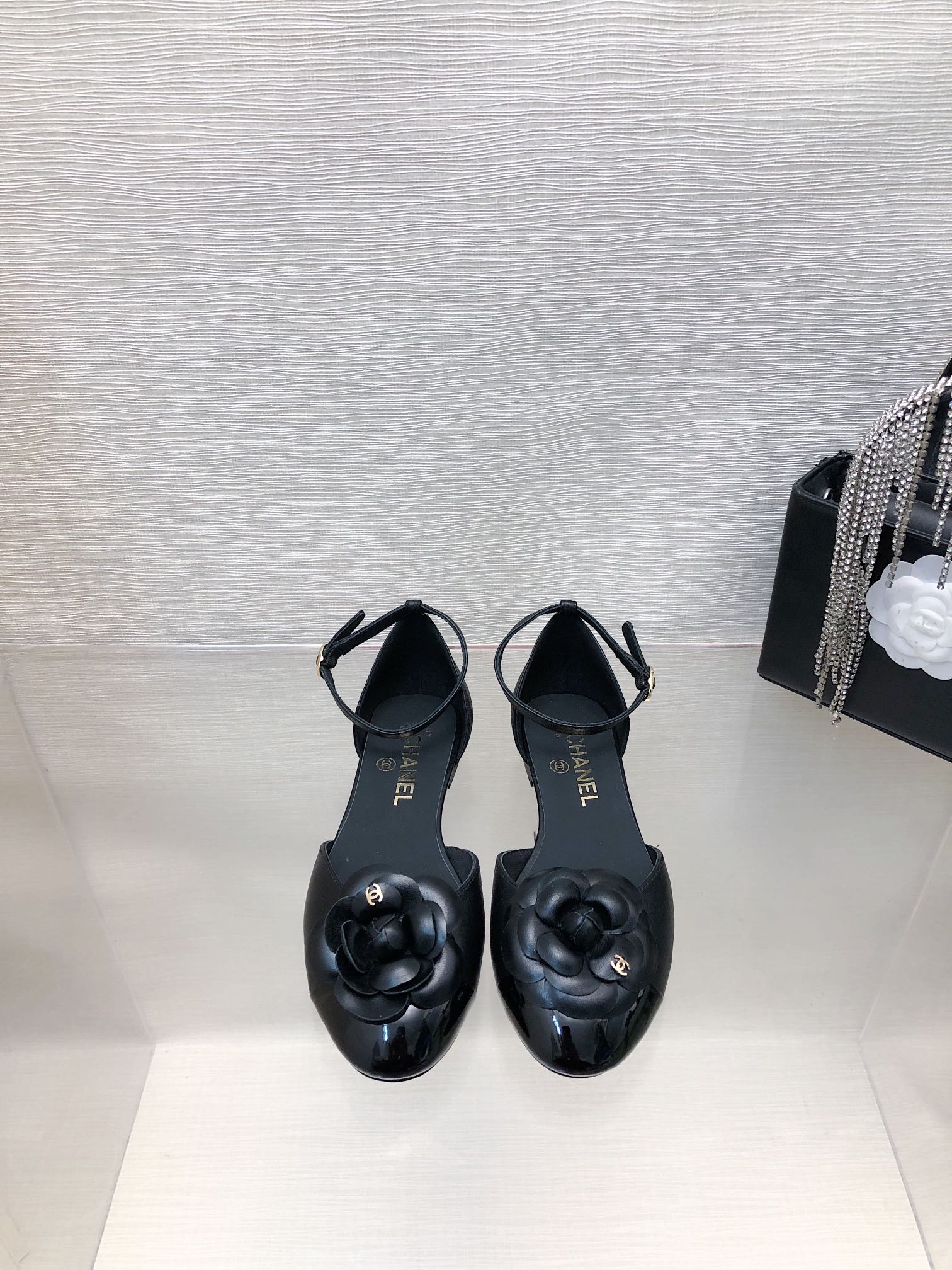 BLACK LAMBSKIN CAMELLIA HOLLOW SANDAL