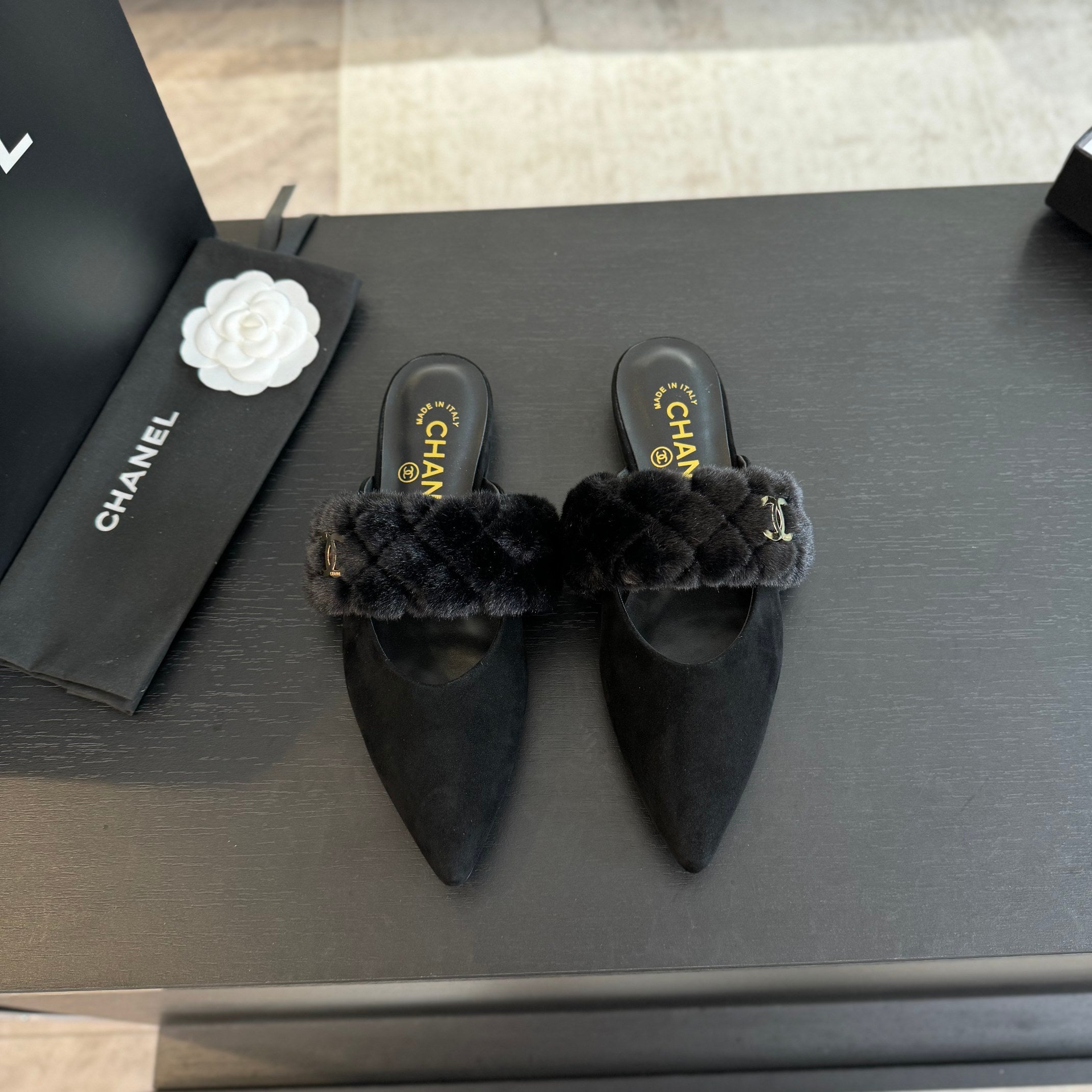 CC MULE IN BLACK SMOOTH FLEECE WITH GOLD HARDWARE