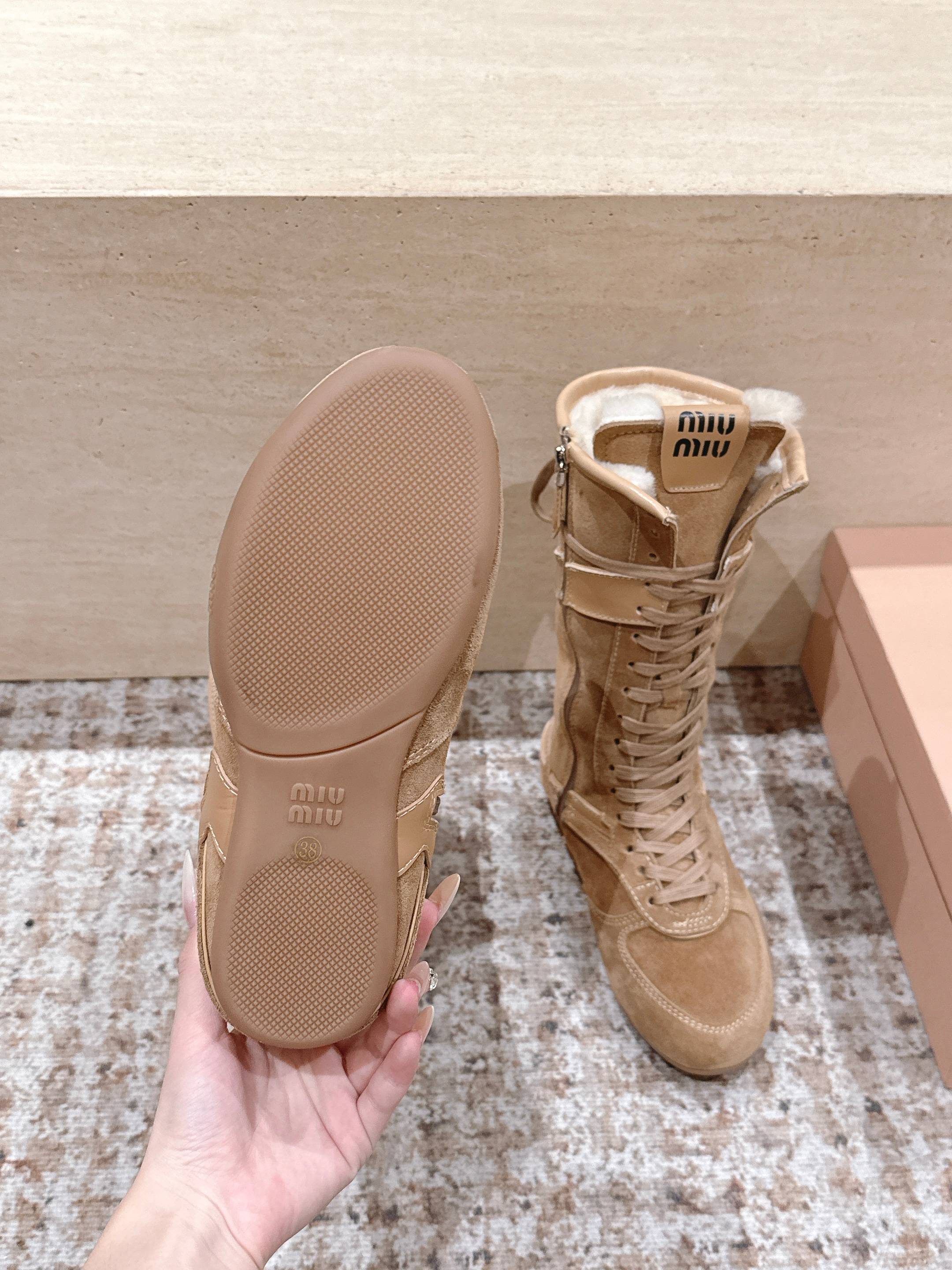 MIUMIU 25S ANKLE BOOTS IN LIGHT BROWN SUEDE WITH SHEARLING