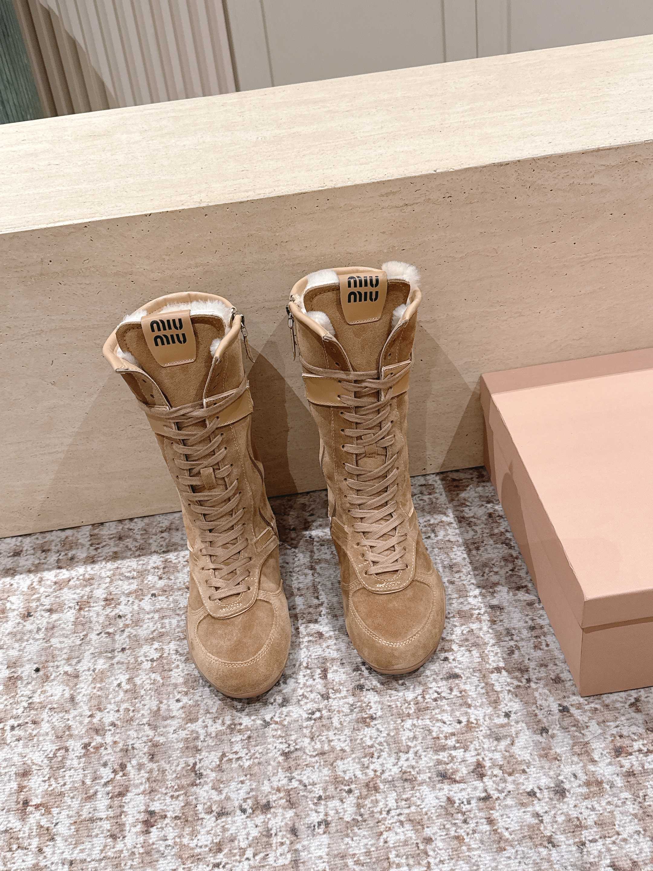 MIUMIU 25S ANKLE BOOTS IN LIGHT BROWN SUEDE WITH SHEARLING