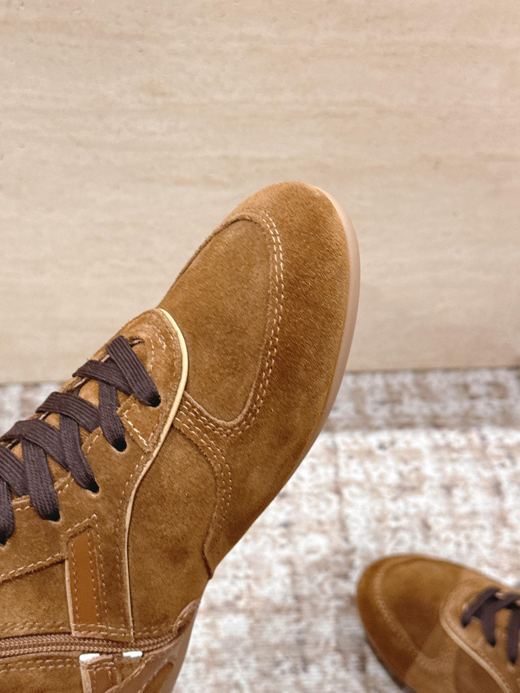 MIUMIU 25S ANKLE BOOTS IN CARAMEL BROWN SUEDE WITH SHEARLING