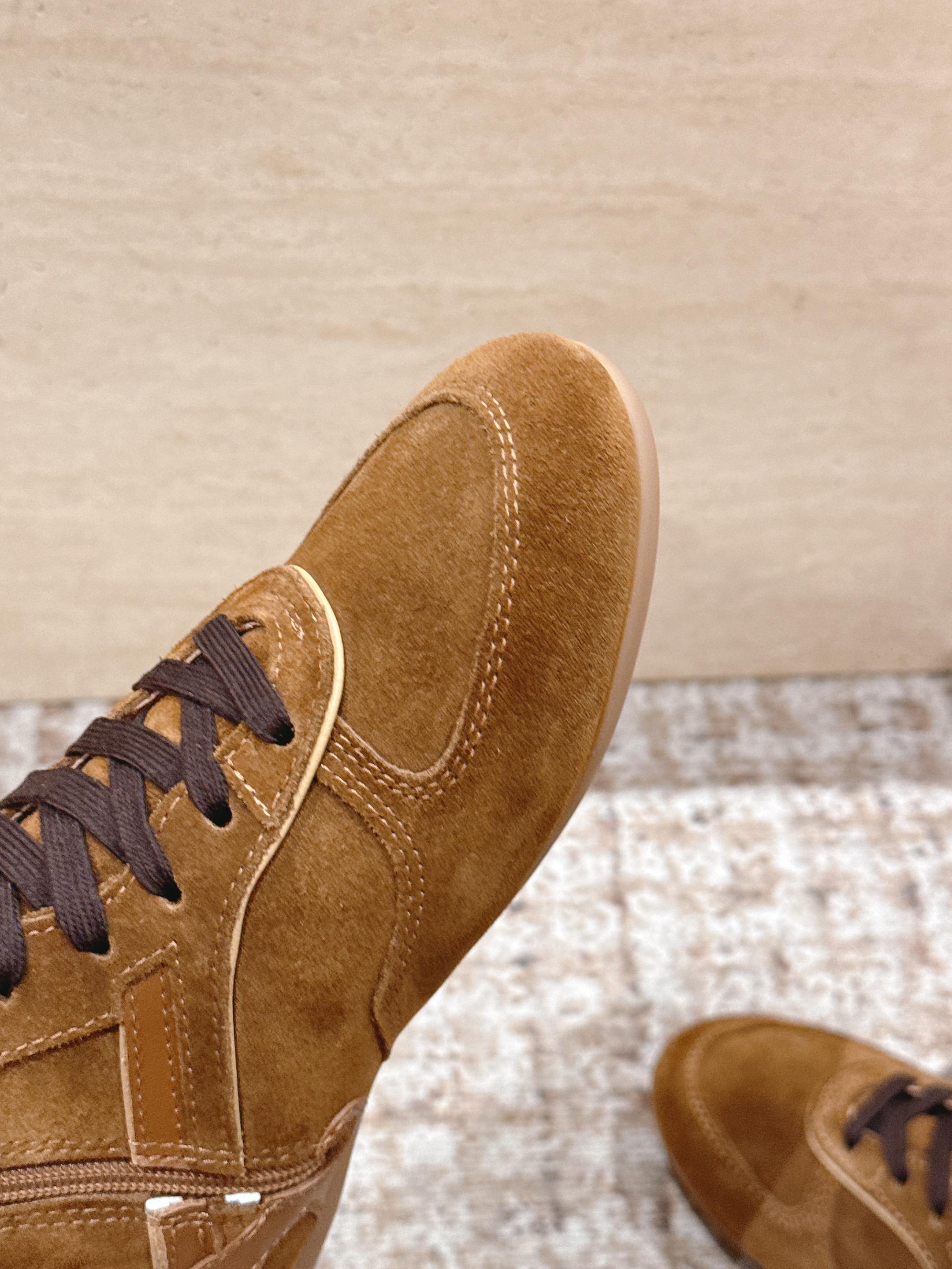 MIUMIU 25S ANKLE BOOTS IN CARAMEL BROWN SUEDE WITH SHEARLING