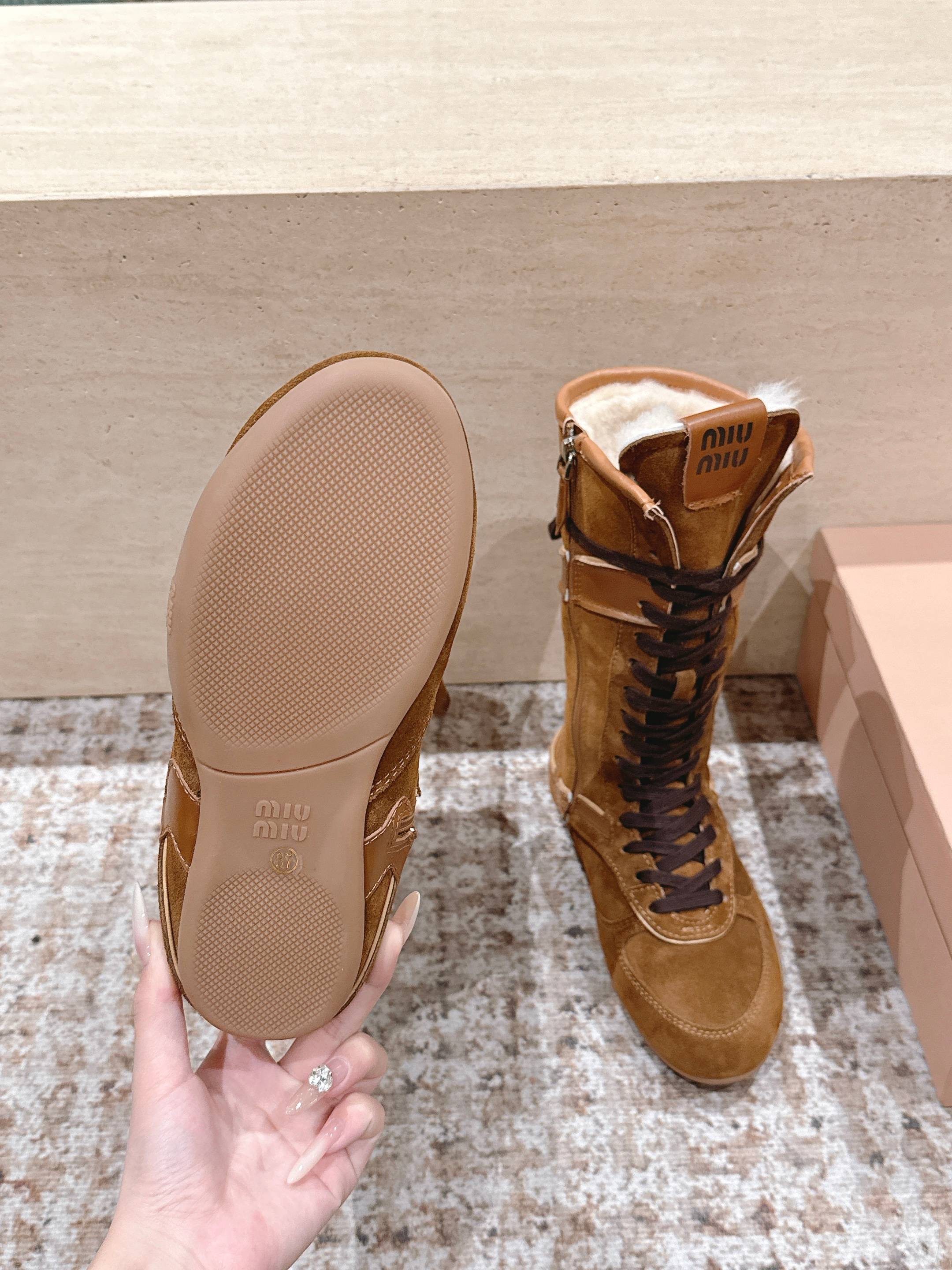 MIUMIU 25S ANKLE BOOTS IN CARAMEL BROWN SUEDE WITH SHEARLING