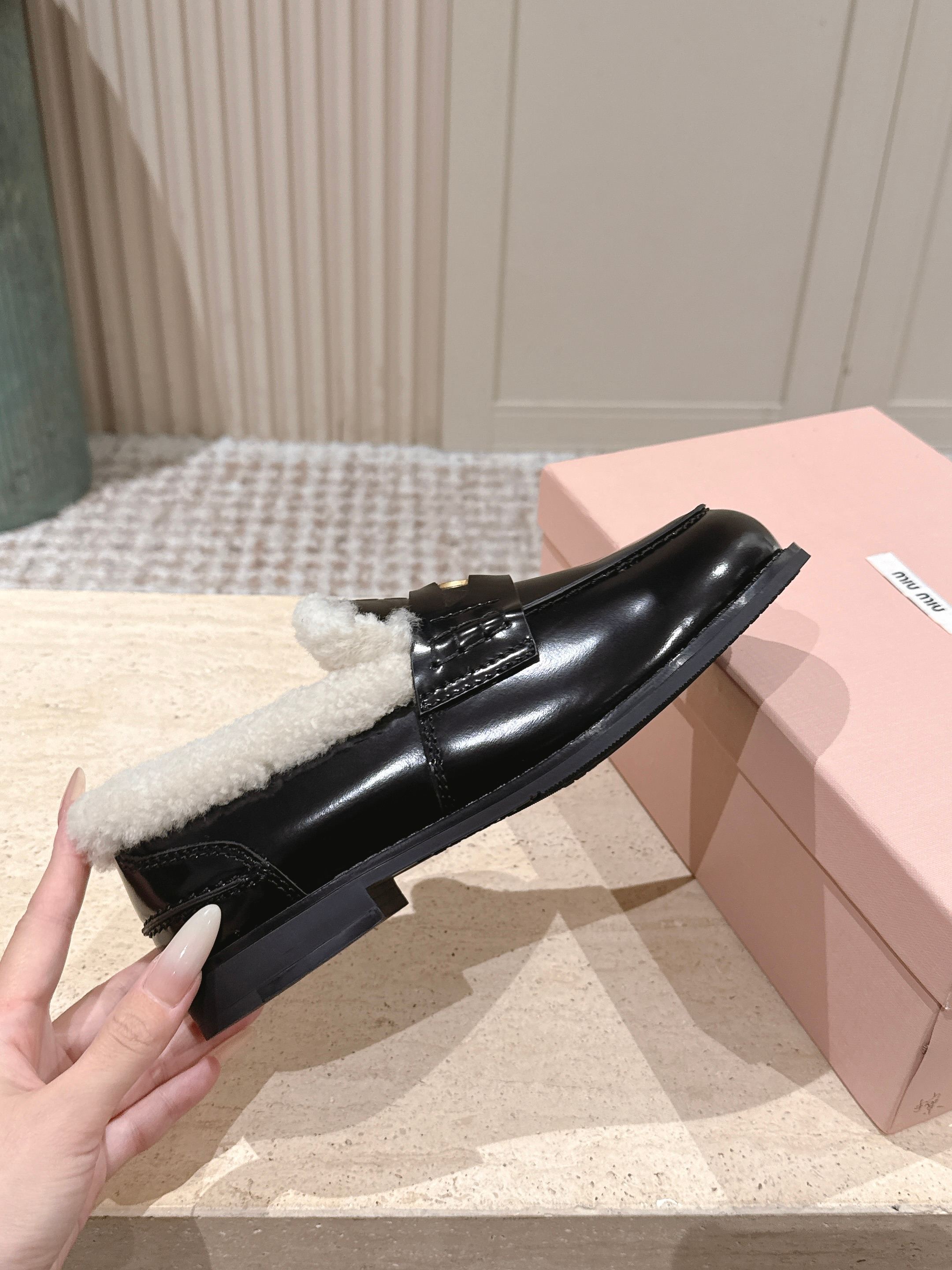 MIUMIU 25S PENNY LOAFERS 20MM IN BLACK PATENT CALFSKIN WITH SHEARLING