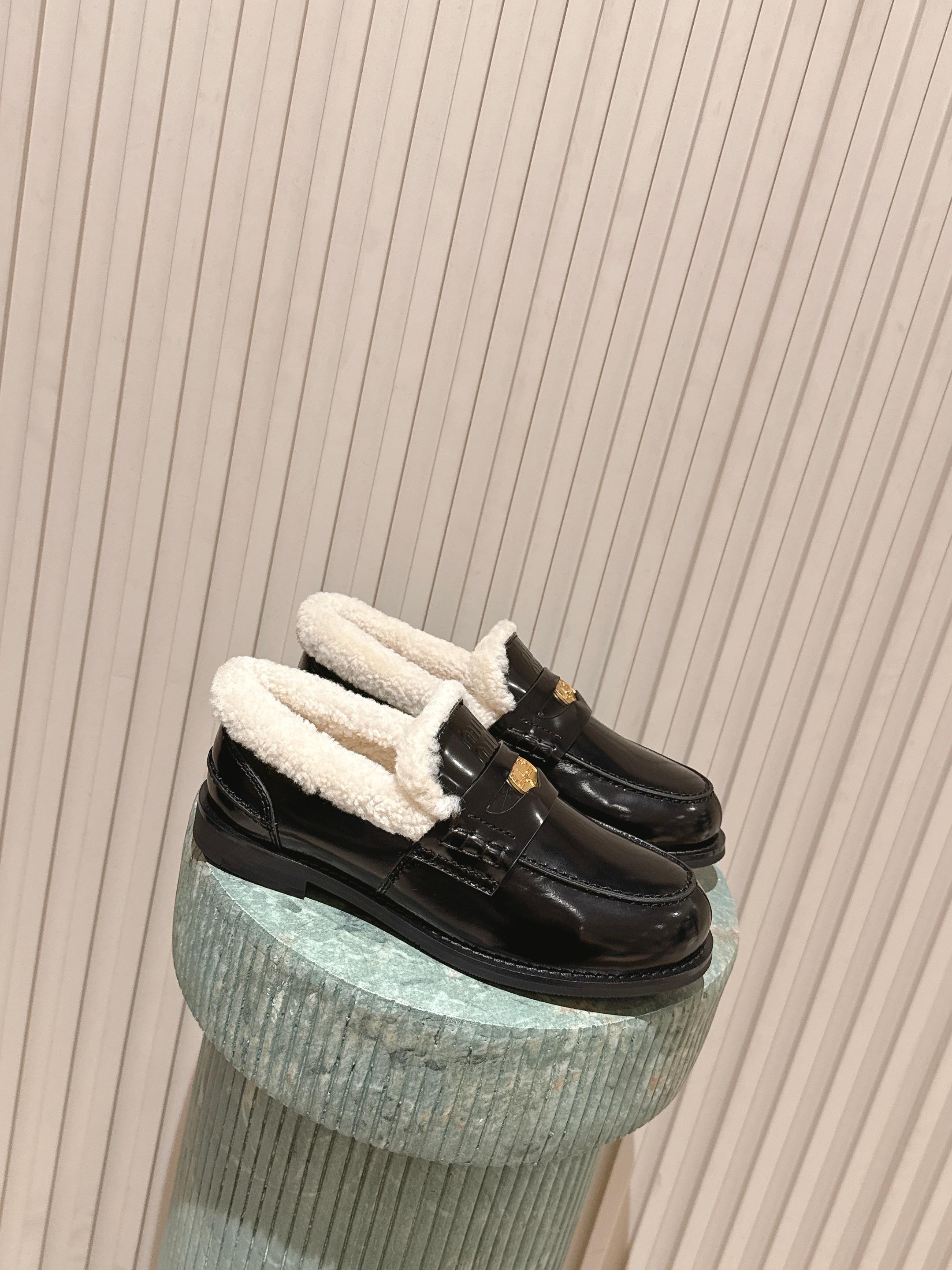 MIUMIU 25S PENNY LOAFERS 20MM IN BLACK PATENT CALFSKIN WITH SHEARLING