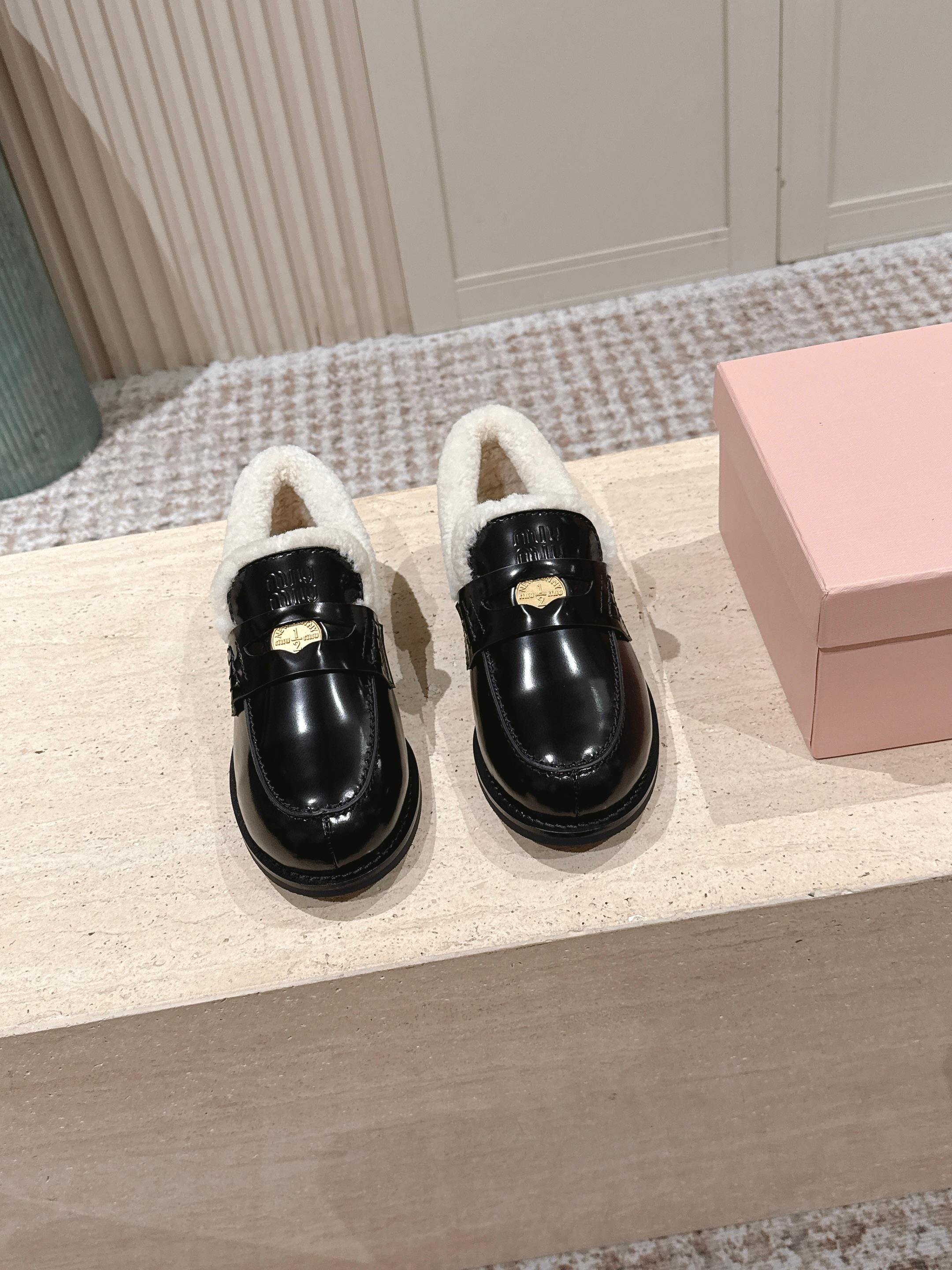 MIUMIU 25S PENNY LOAFERS 20MM IN BLACK PATENT CALFSKIN WITH SHEARLING