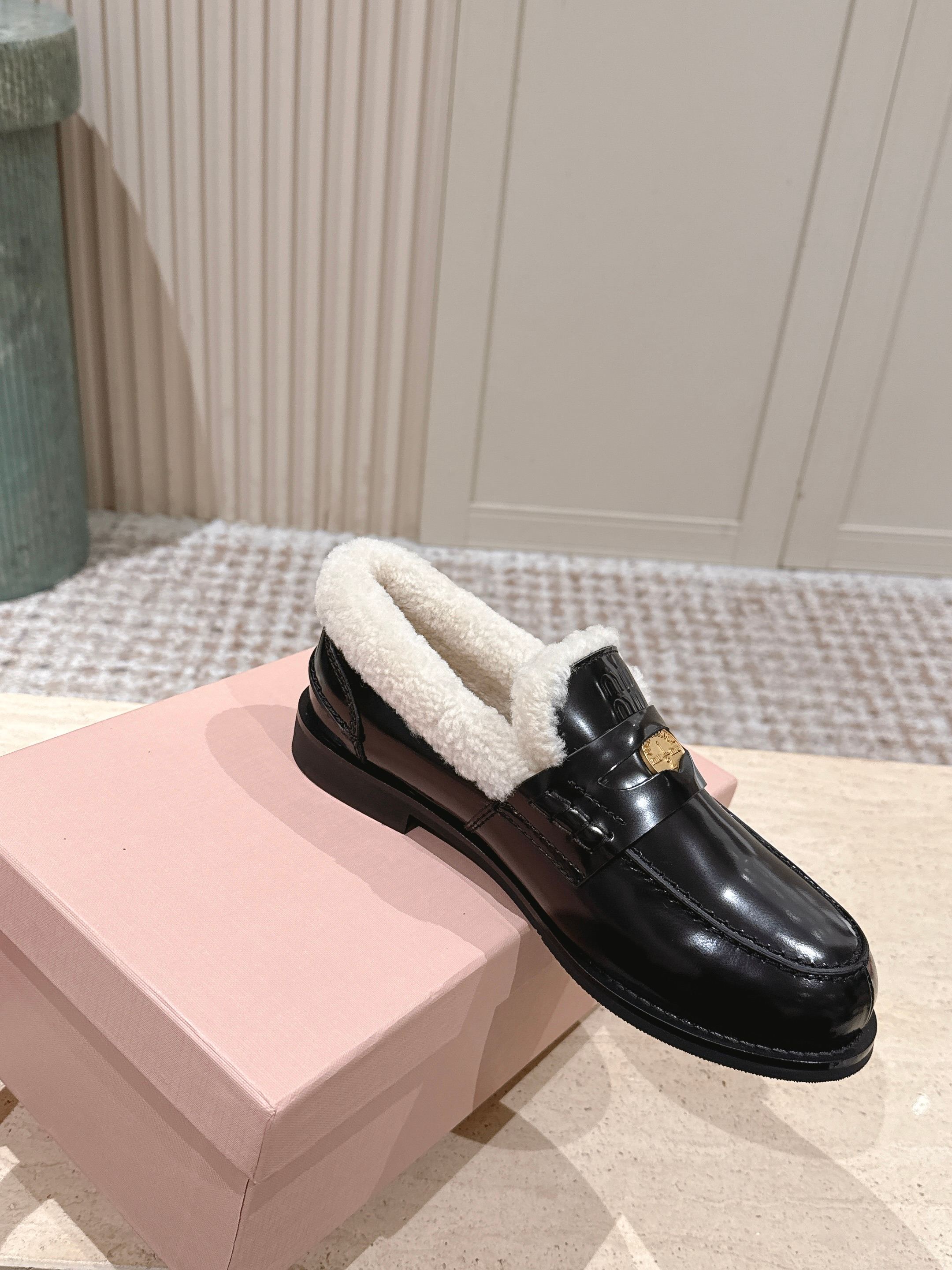 MIUMIU 25S PENNY LOAFERS 20MM IN BLACK PATENT CALFSKIN WITH SHEARLING