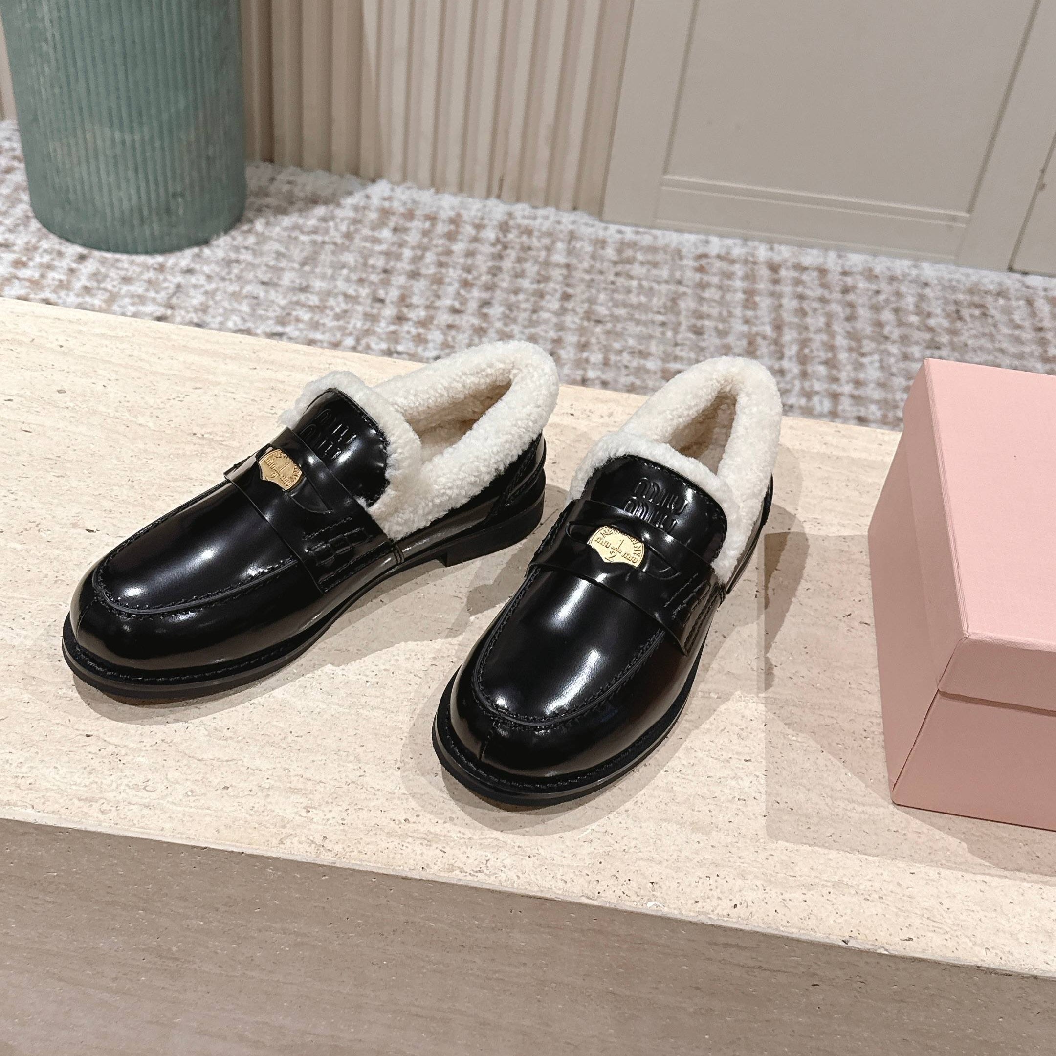 MIUMIU 25S PENNY LOAFERS 20MM IN BLACK PATENT CALFSKIN WITH SHEARLING