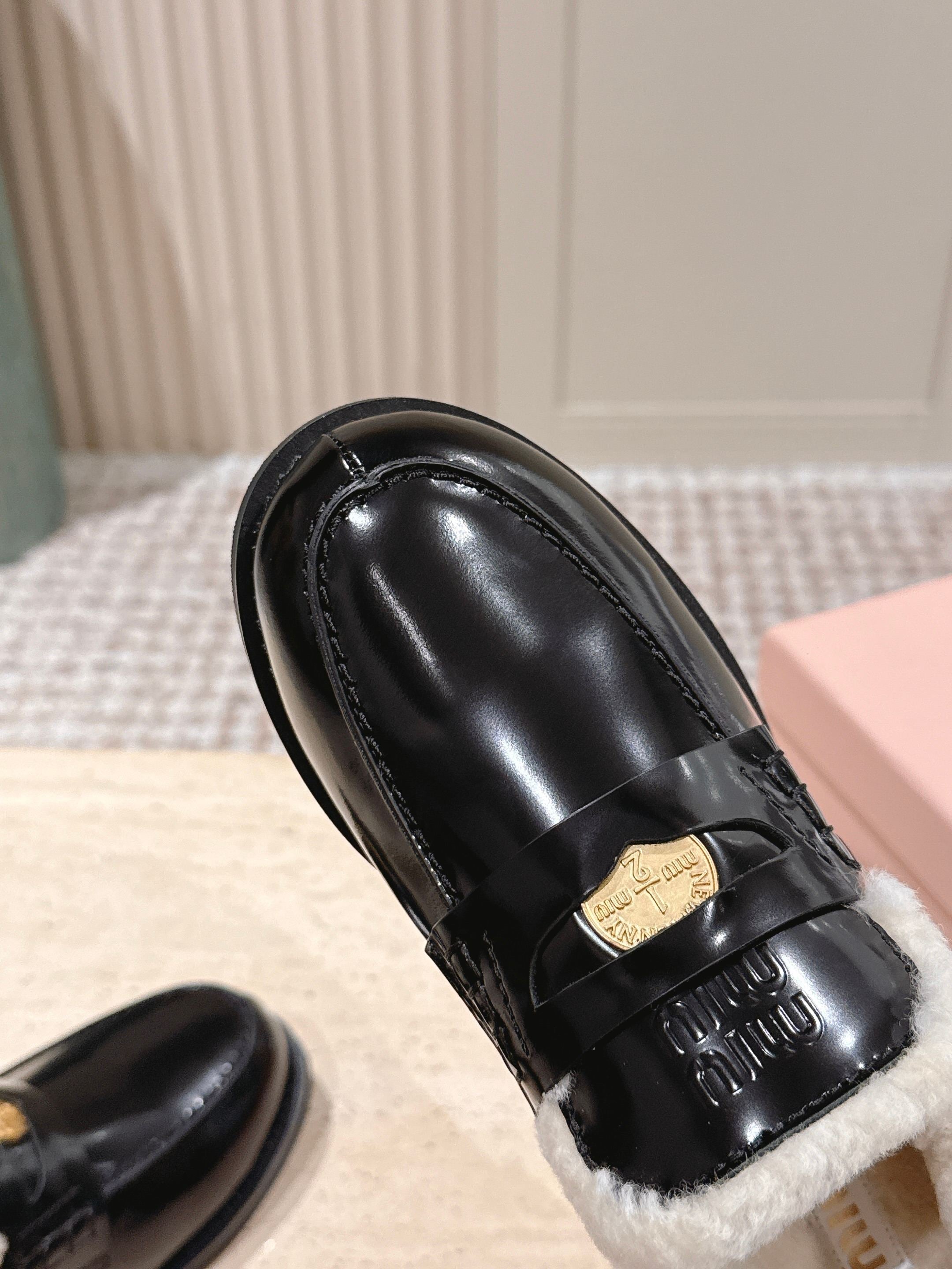 MIUMIU 25S PENNY LOAFERS 20MM IN BLACK PATENT CALFSKIN WITH SHEARLING