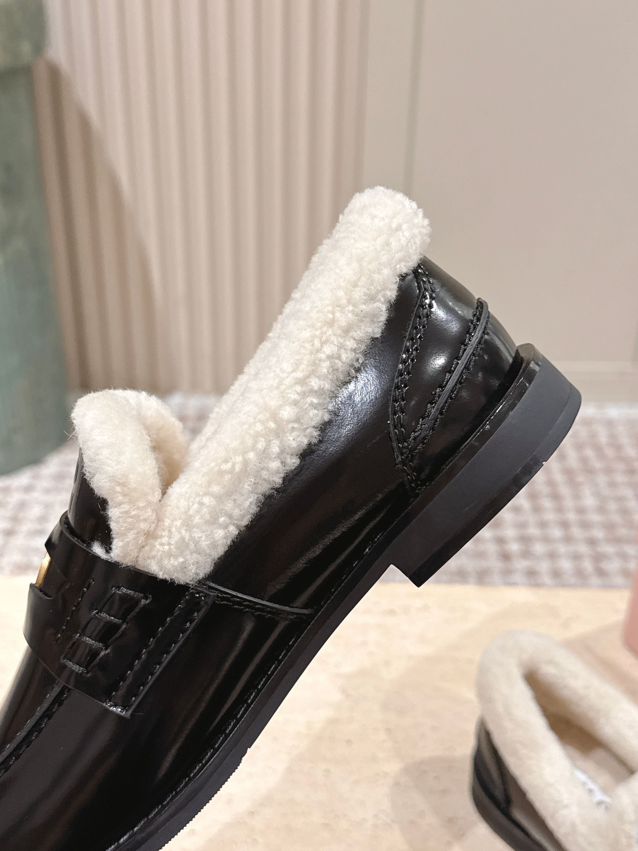 MIUMIU 25S PENNY LOAFERS 20MM IN BLACK PATENT CALFSKIN WITH SHEARLING