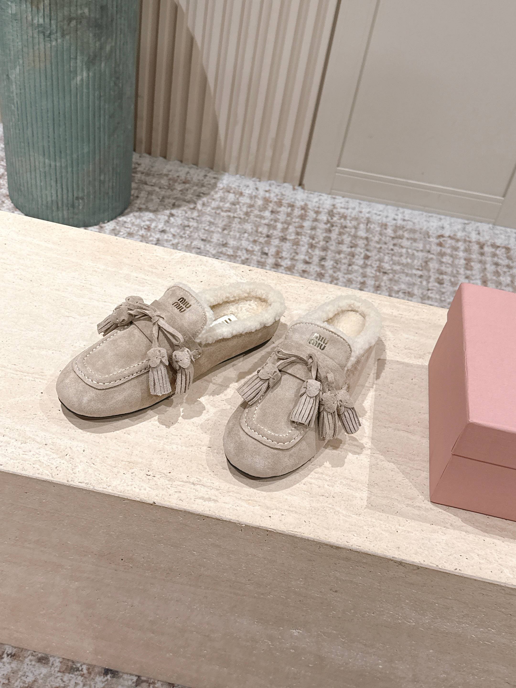 MIUMIU 25S MULES IN DESERT BEIGE SUEDE WITH SHEARLING