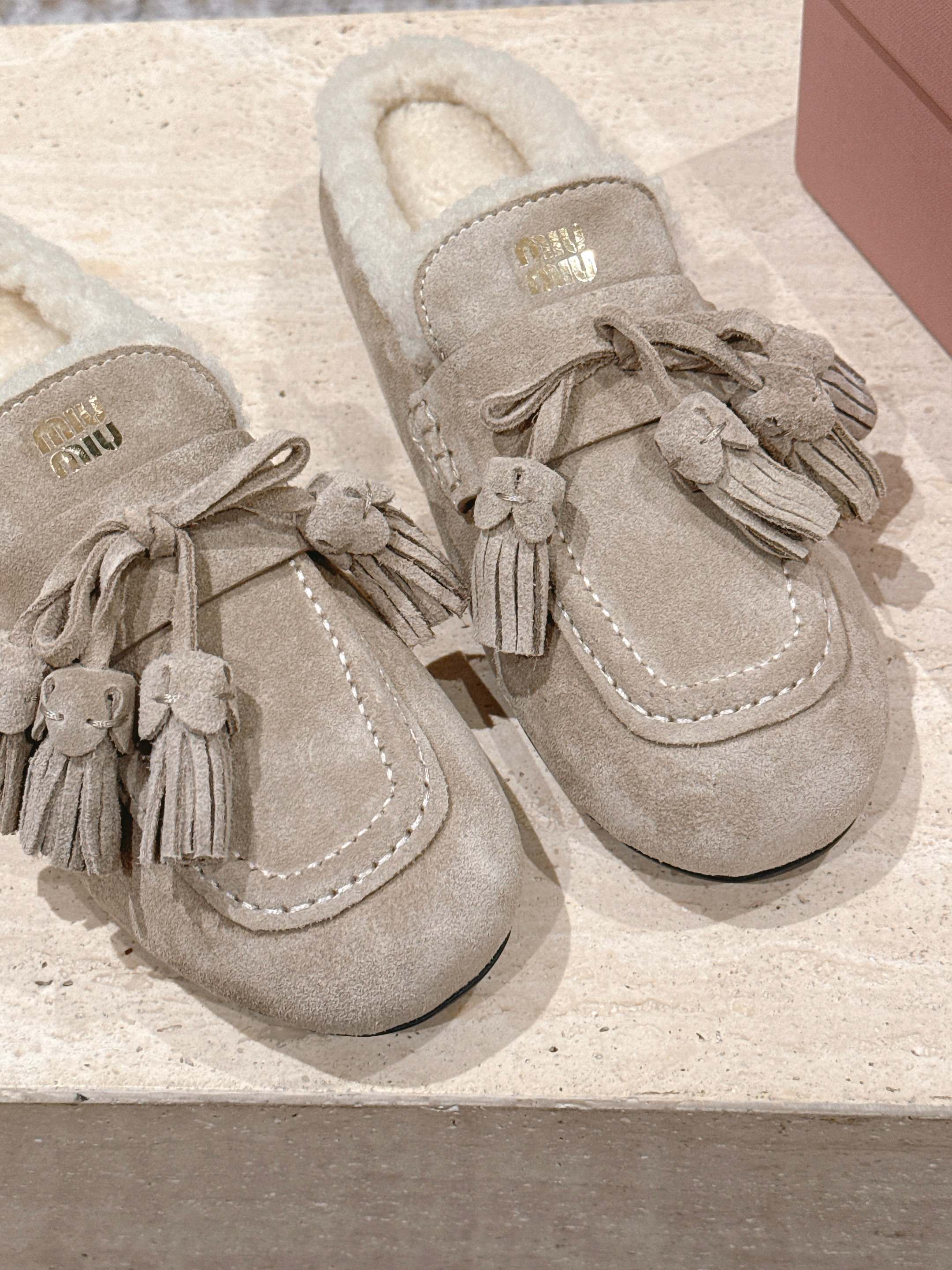 MIUMIU 25S MULES IN DESERT BEIGE SUEDE WITH SHEARLING