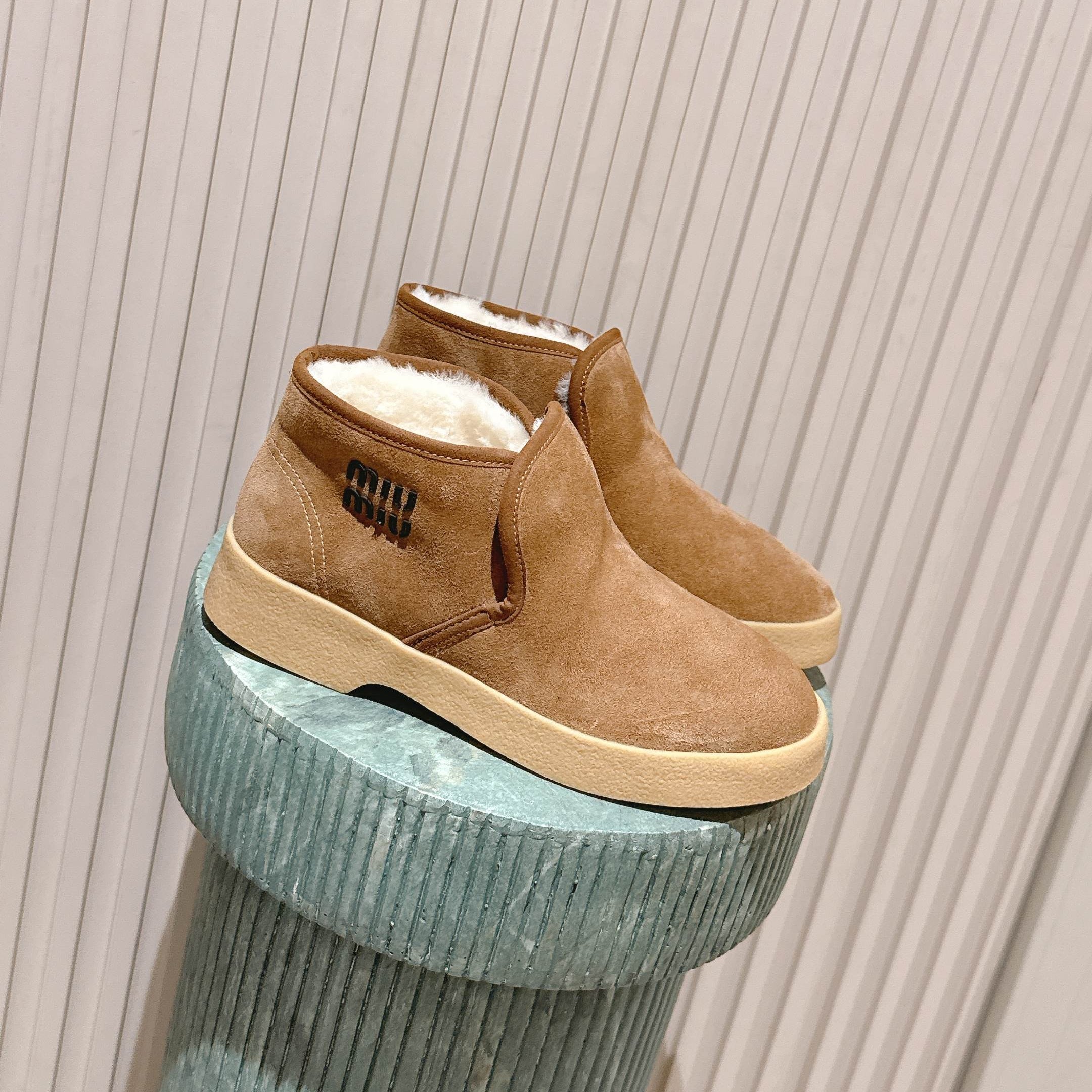 MIUMIU 25S SLIP-ON BOOTIES IN LIGHT BROWN SUEDE WITH FAUX SHEARLING